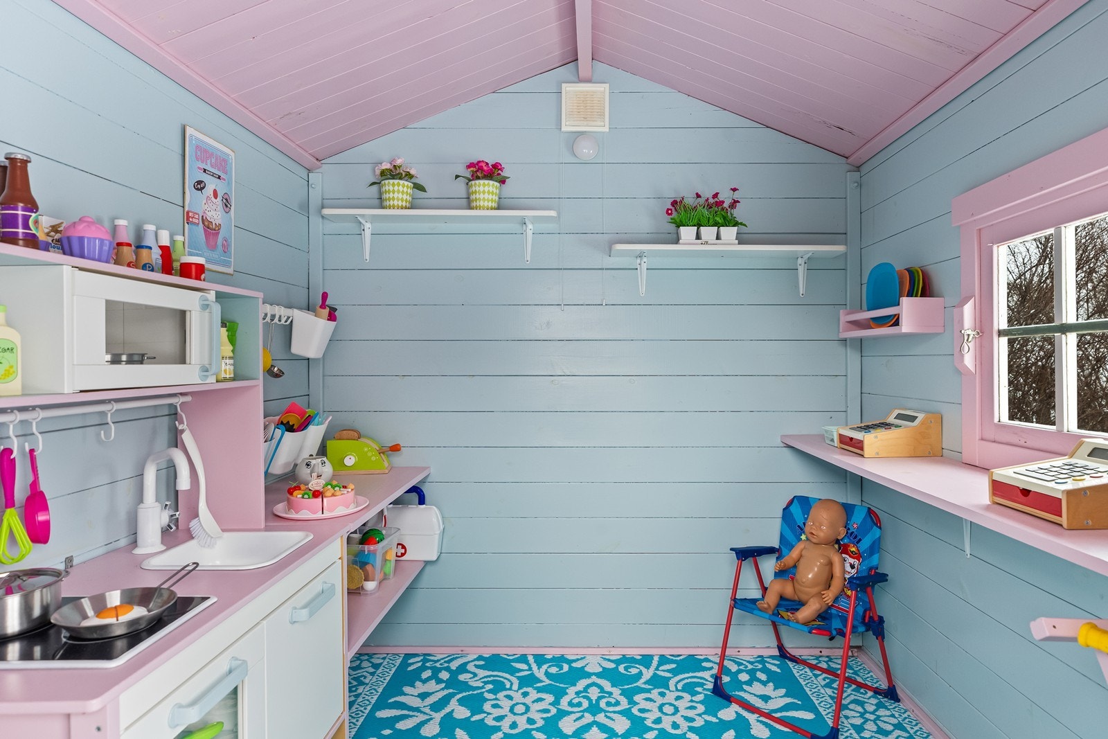 I hagen er det satt opp en lekestue for de minste. Galleribilde