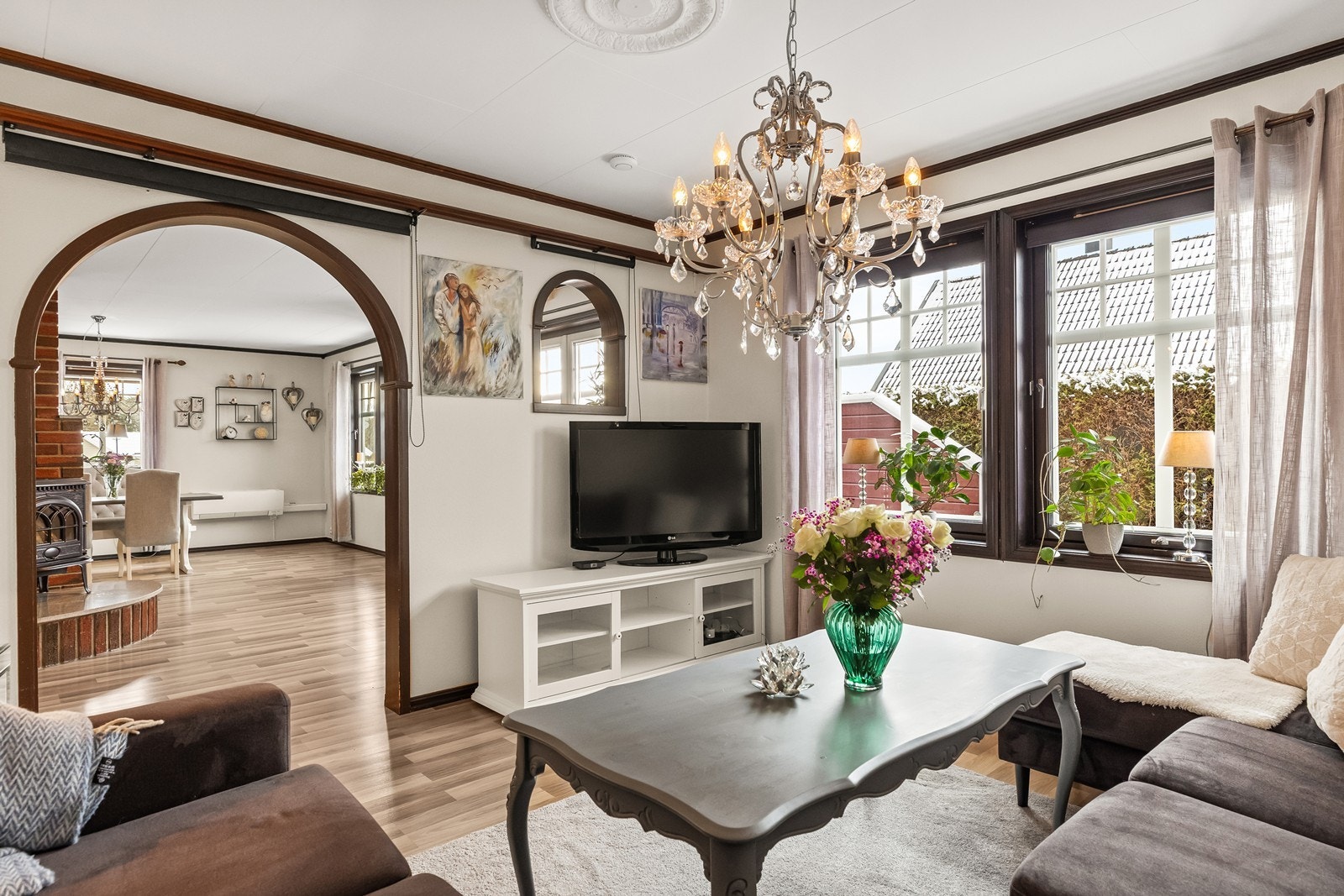 Stuens utforming gir fleksible møbleringsmuligheter og god plass. Galleribilde