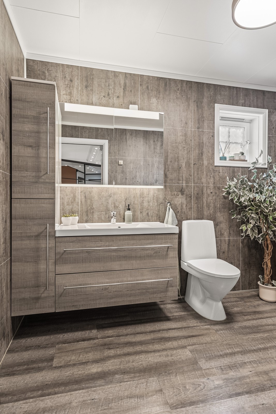 Badet er fra 2017 med baderomsplater på veggene og en moderne servantinnredning. Galleribilde