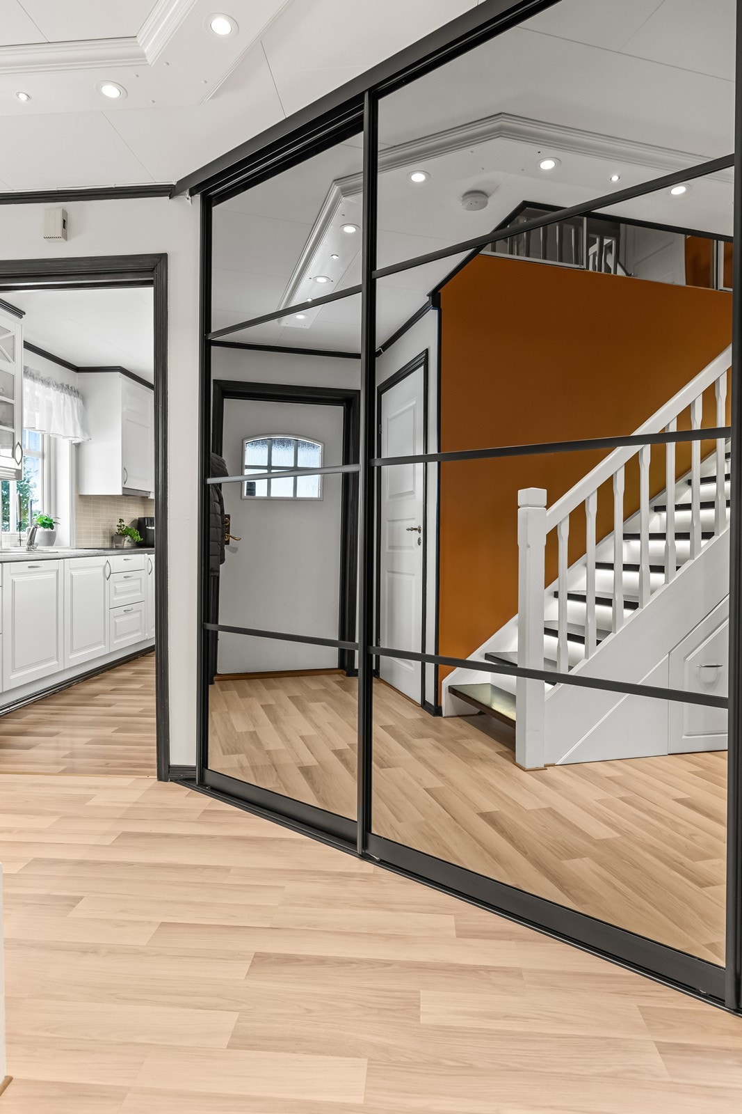 Fra gangen er det en åpen og innbydende flyt mot kjøkken og stue. Galleribilde