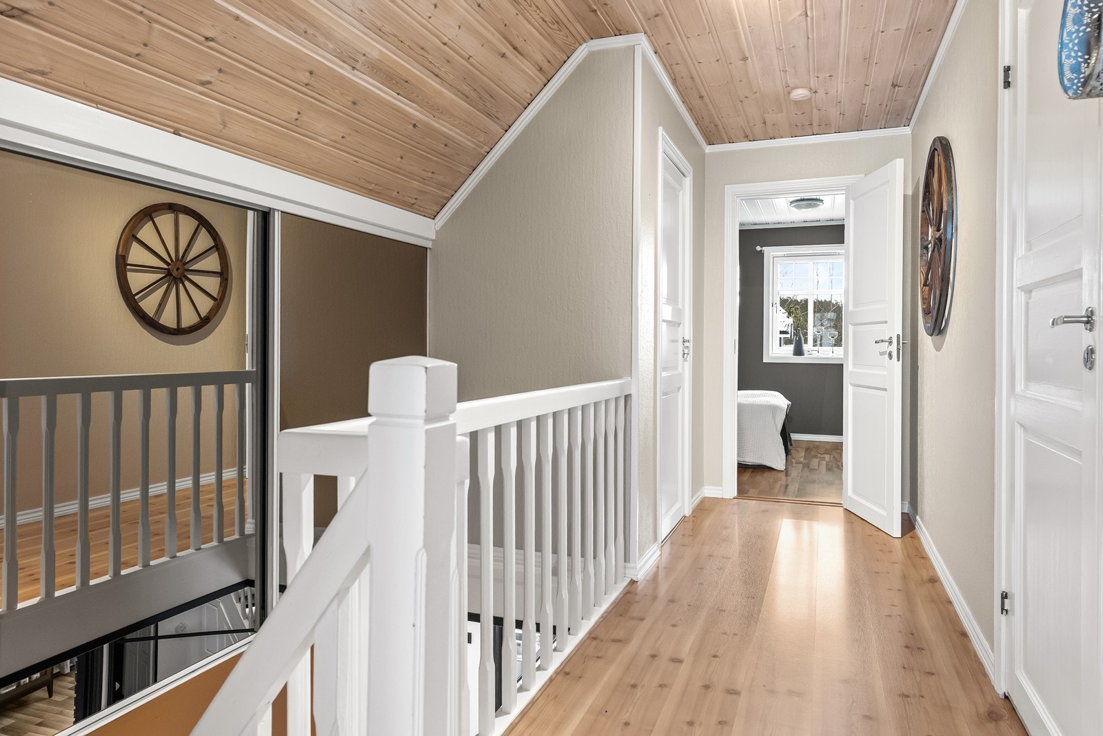 Trapperommet i andre etasje gir tilgang til soverommene og har smart lagring i knevegg. Galleribilde