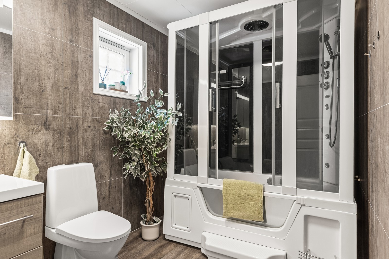 Badet er utstyrt med dusjkabinett og har varmekabler i gulvet med vinylklikk. Galleribilde