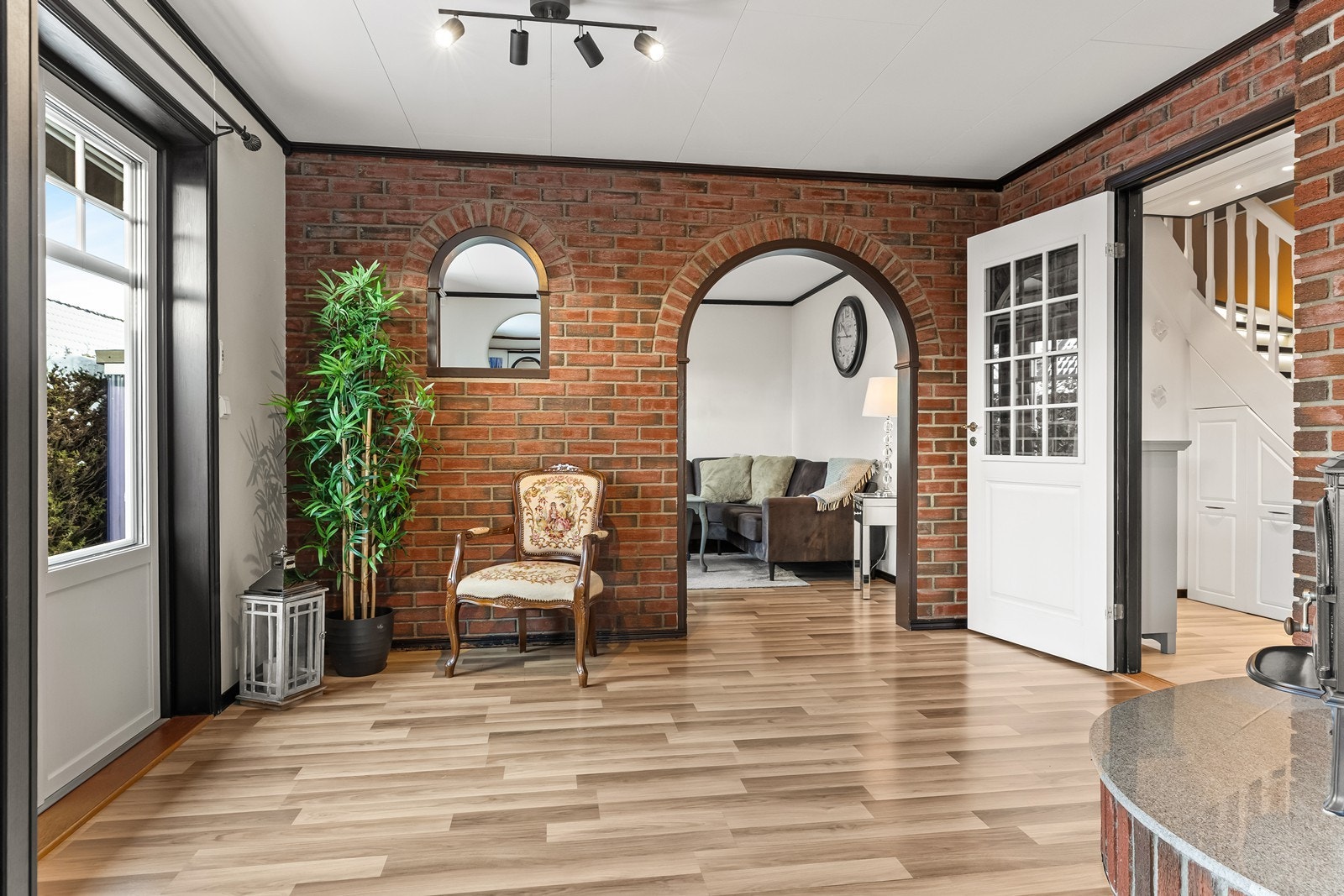 Gjennomgående laminatgulv med varmekabler i oppholdsrommene i første etasje. Galleribilde