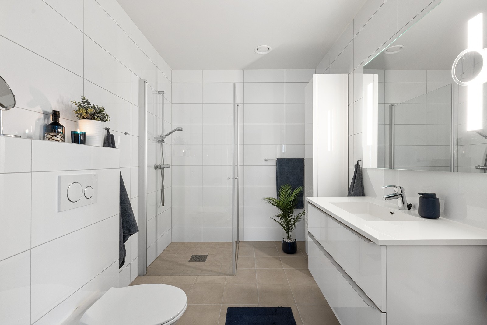 Bad i 2.etg. med flis fra gulv til tak samt varmekabler Galleribilde