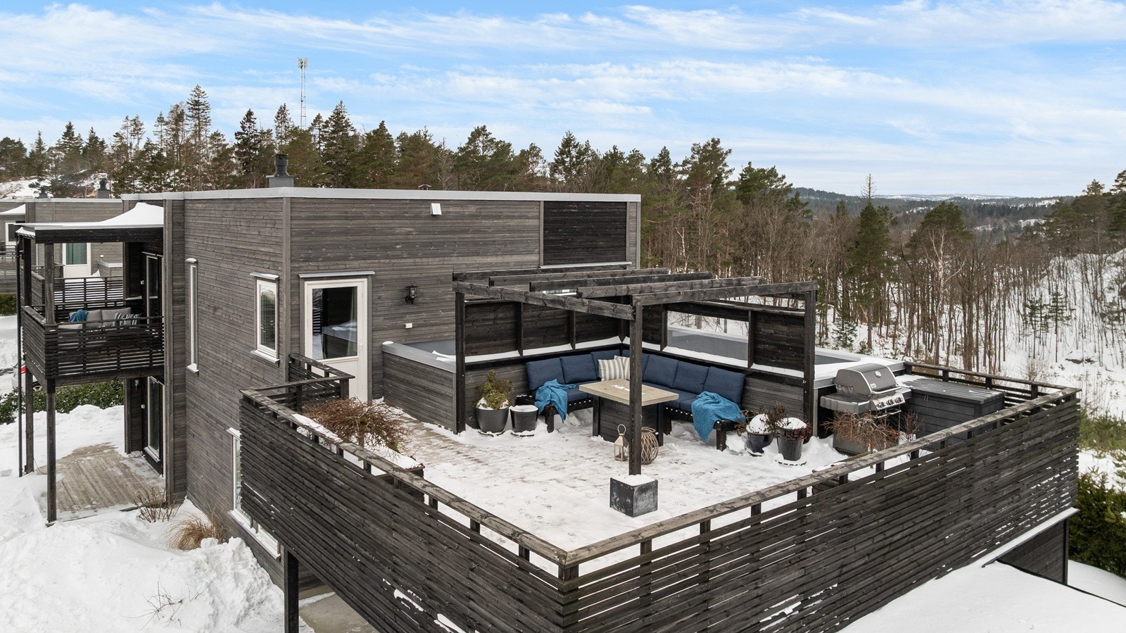 Romslig takterrasse - her kan man nyte lange sommerdager og vinterdager om man ønsker det Galleribilde