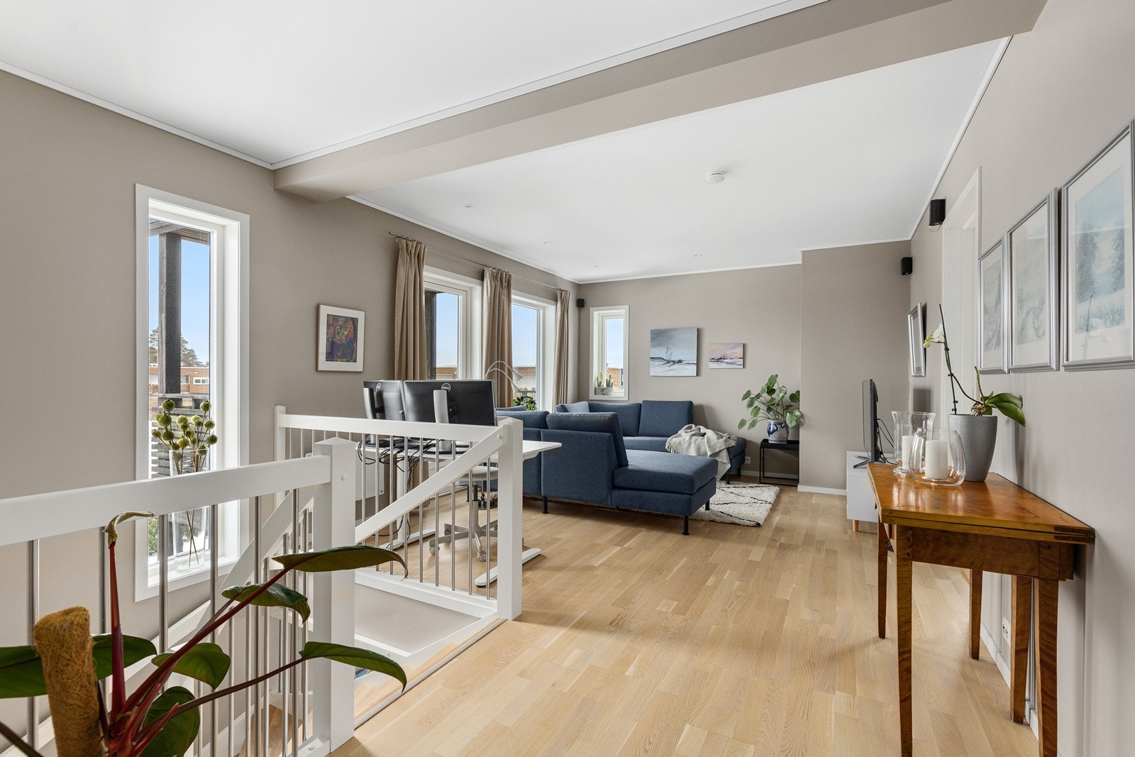 Romslig stue i 2.etg. Galleribilde