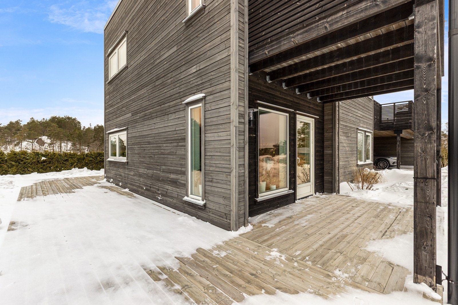 Terrassen er utvidet slik at man kan følge solen gjennom dagen og kvelden Galleribilde