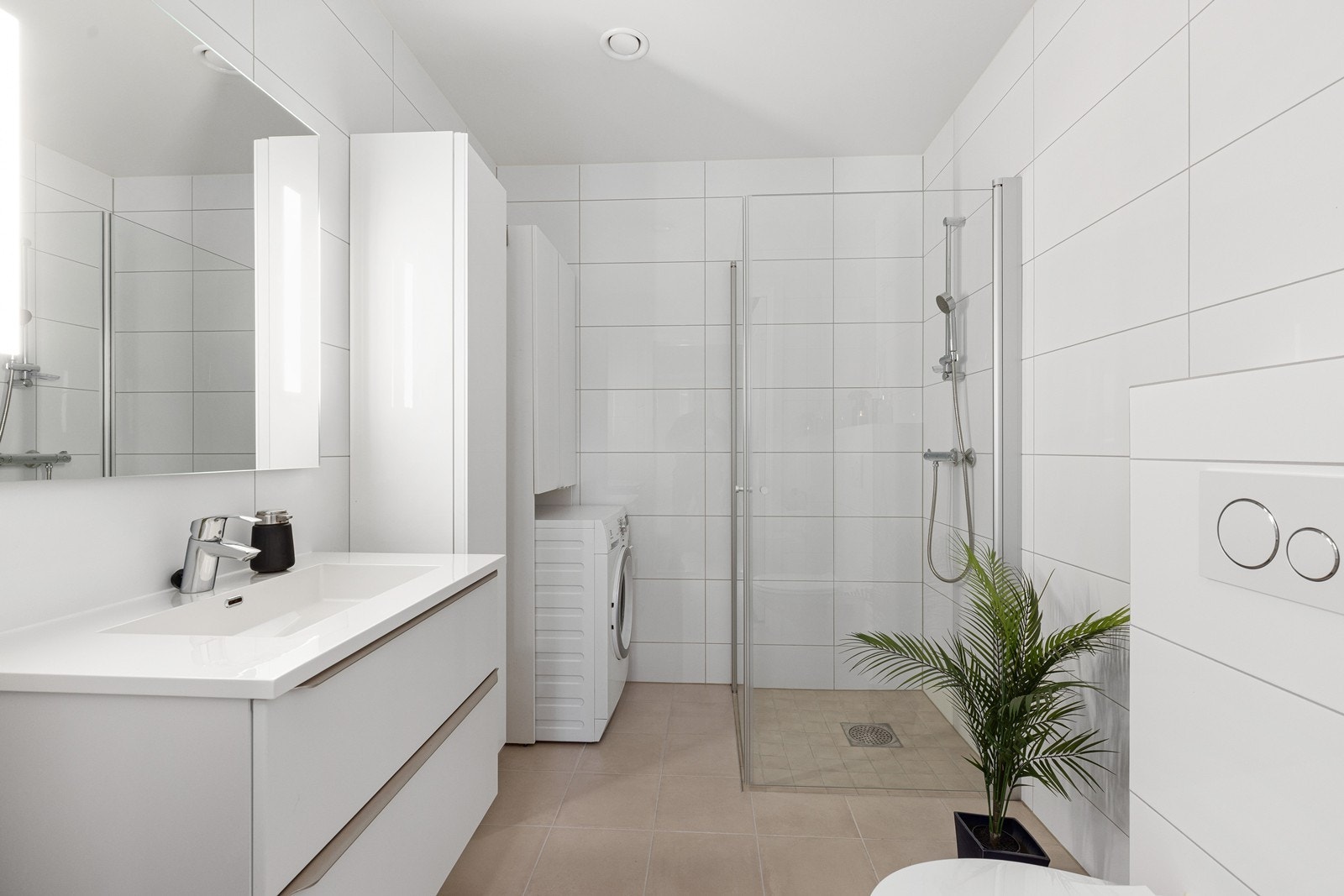 Bad/vaskerom i 1.etg. - her er det flis fra gulv til tak og varmekabler Galleribilde