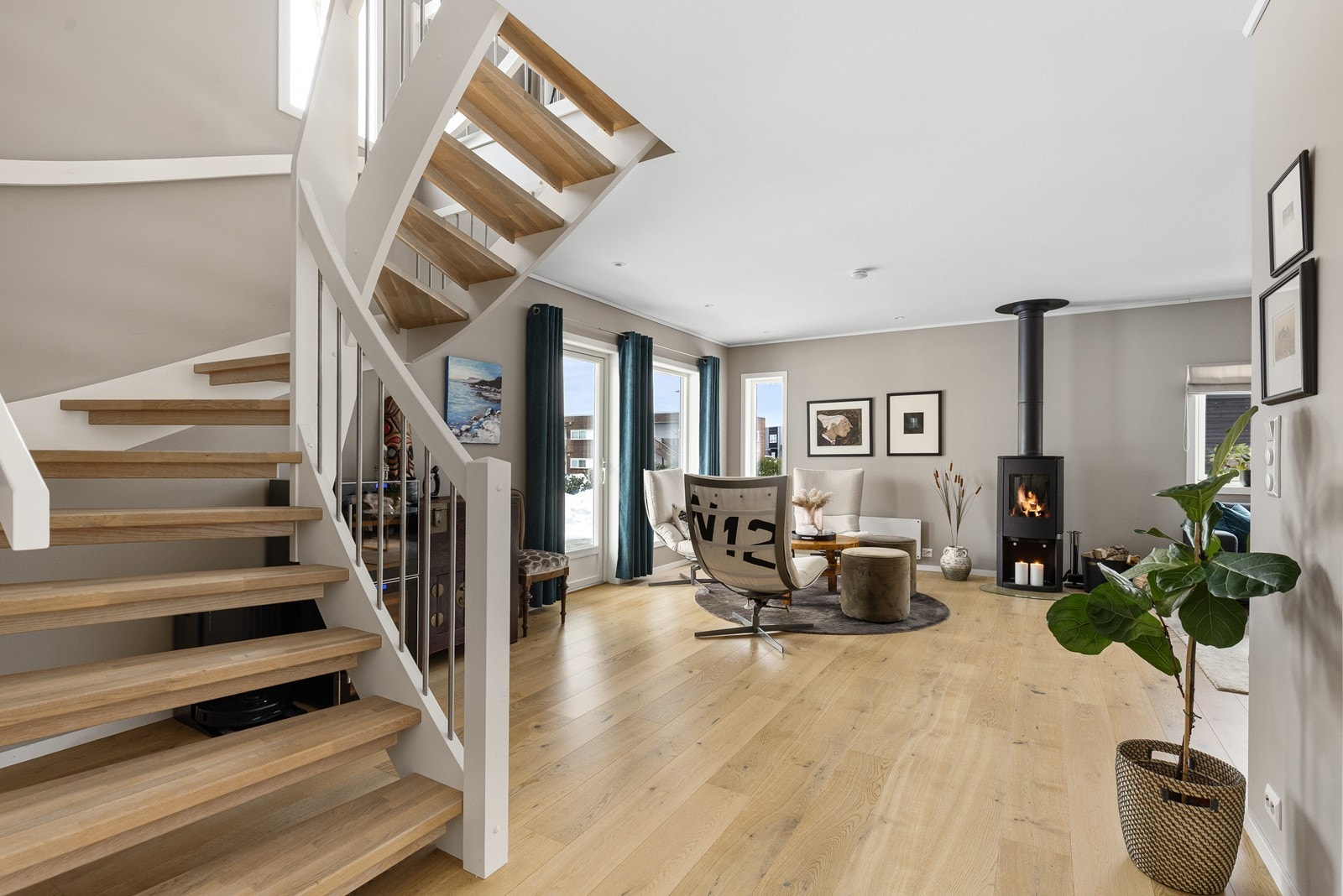 Romslig stue i 1.etg. Galleribilde