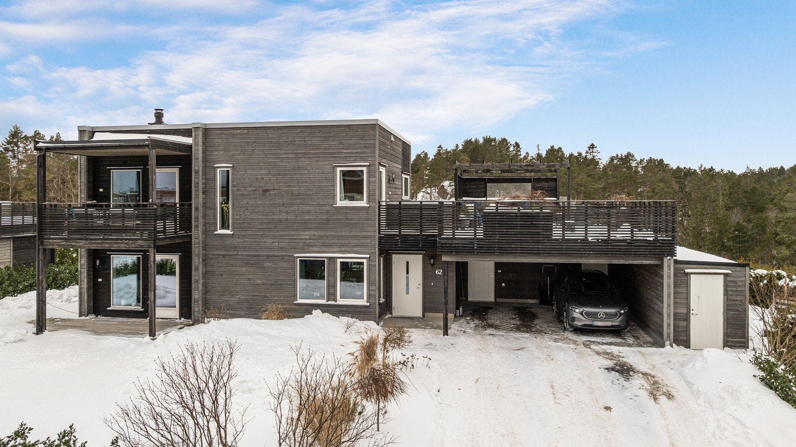 Innholdsrik enebolig med to bad - to stuer - 3 soverom i 2.etg. og kontor/soverom i 1-etg. Galleribilde