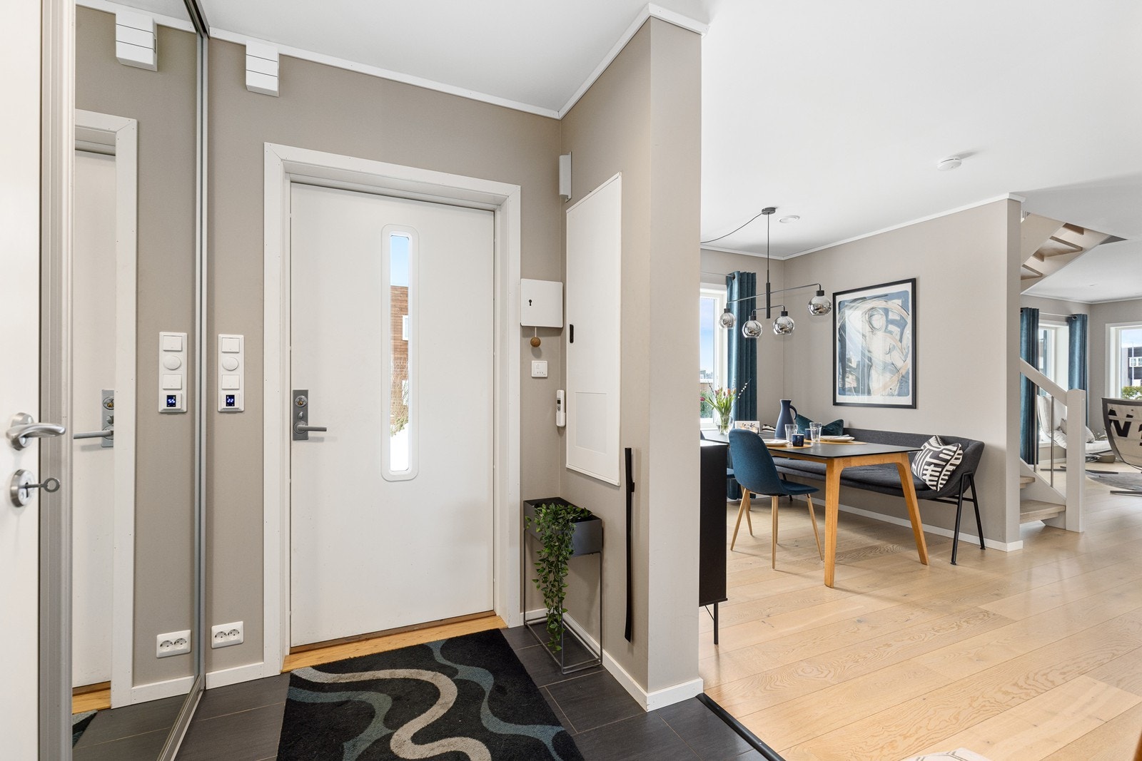 Gang har flis på gulv og varmekabler - samt skyvedørsgarderobe Galleribilde