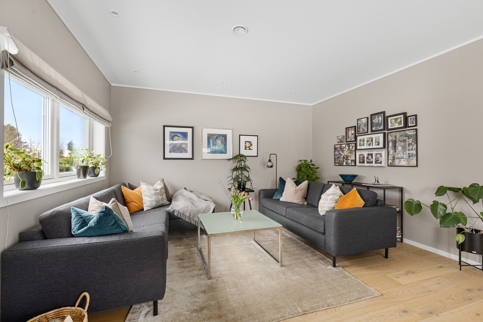 Stuen er i vinkel slik at man naturlig har flere soner i stuen i 1.etg. Galleribilde