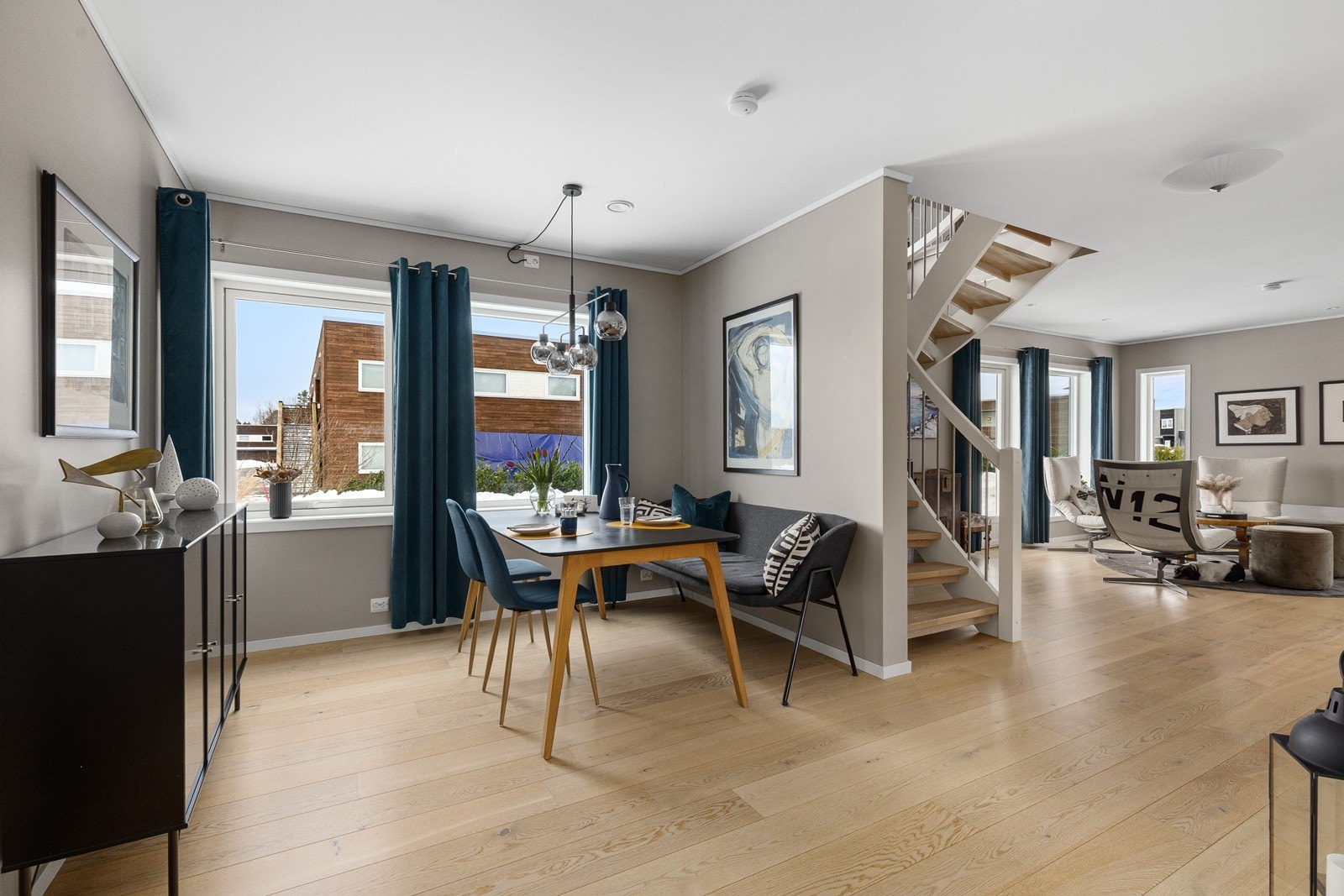 God plass til spisebord ved kjøkkenet Galleribilde