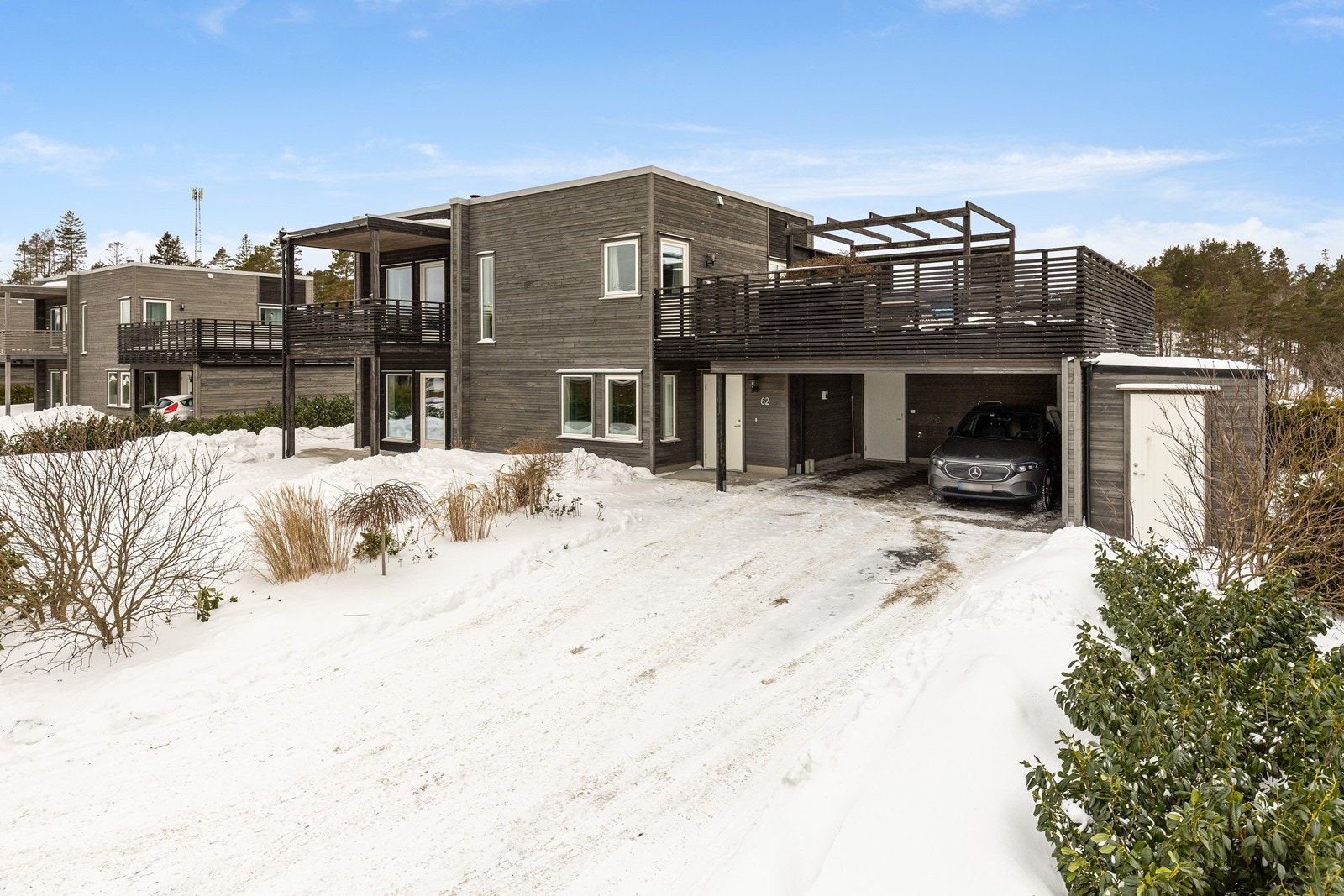 Romslig carport med boder i bakkant Galleribilde