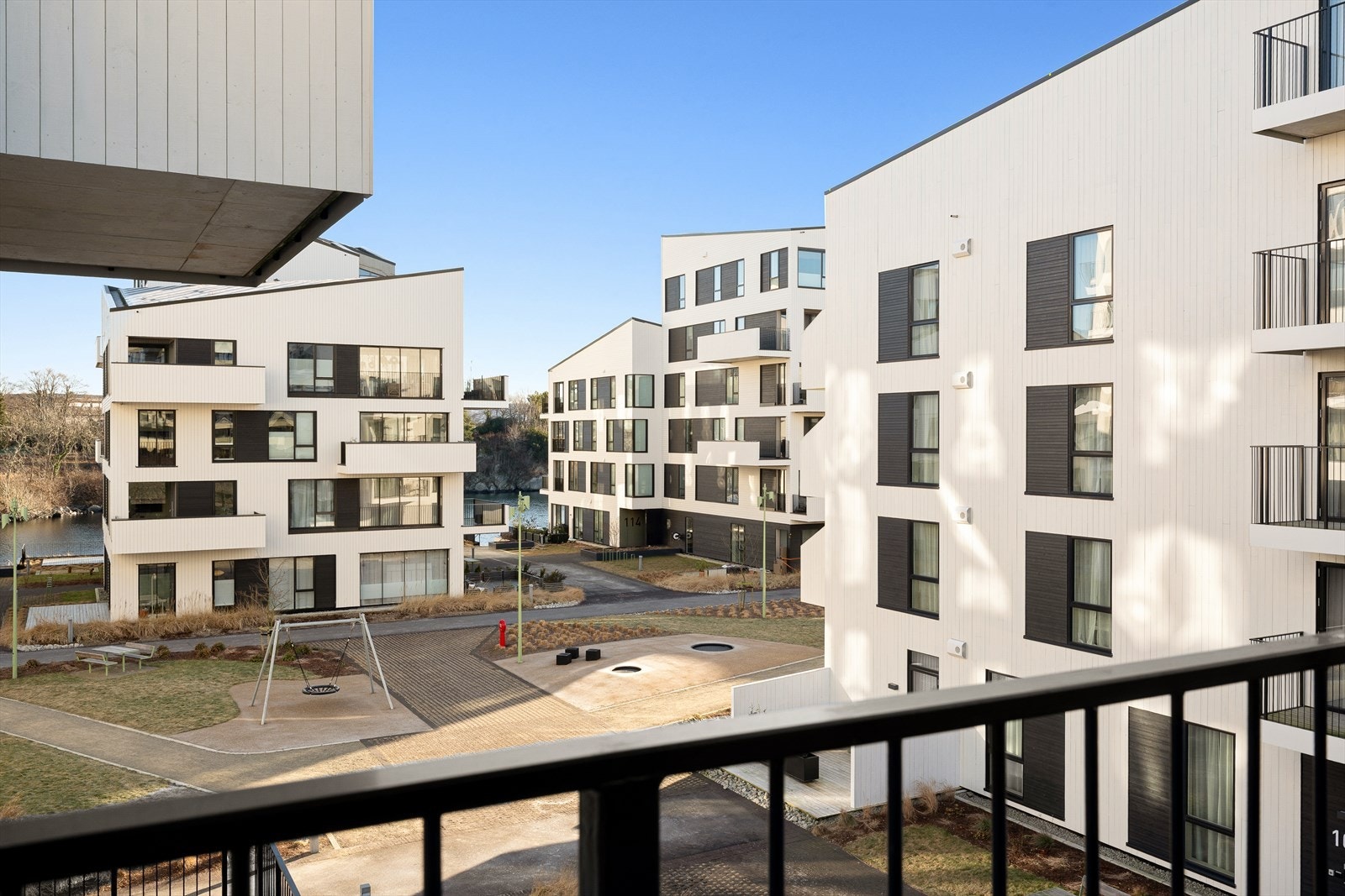 Herfra har man utsyn mot fellesområder og innseilingen til Hillevågsvannet Galleribilde