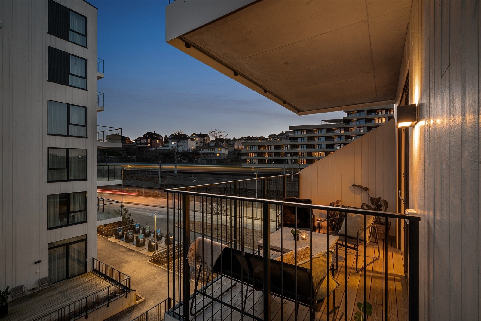 Balkongen ligger sørvendt, er overbygd og har gode solforhold Galleribilde