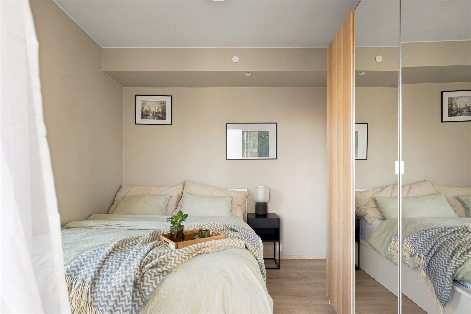 Rommet er utstyrt med garderobeskap Galleribilde