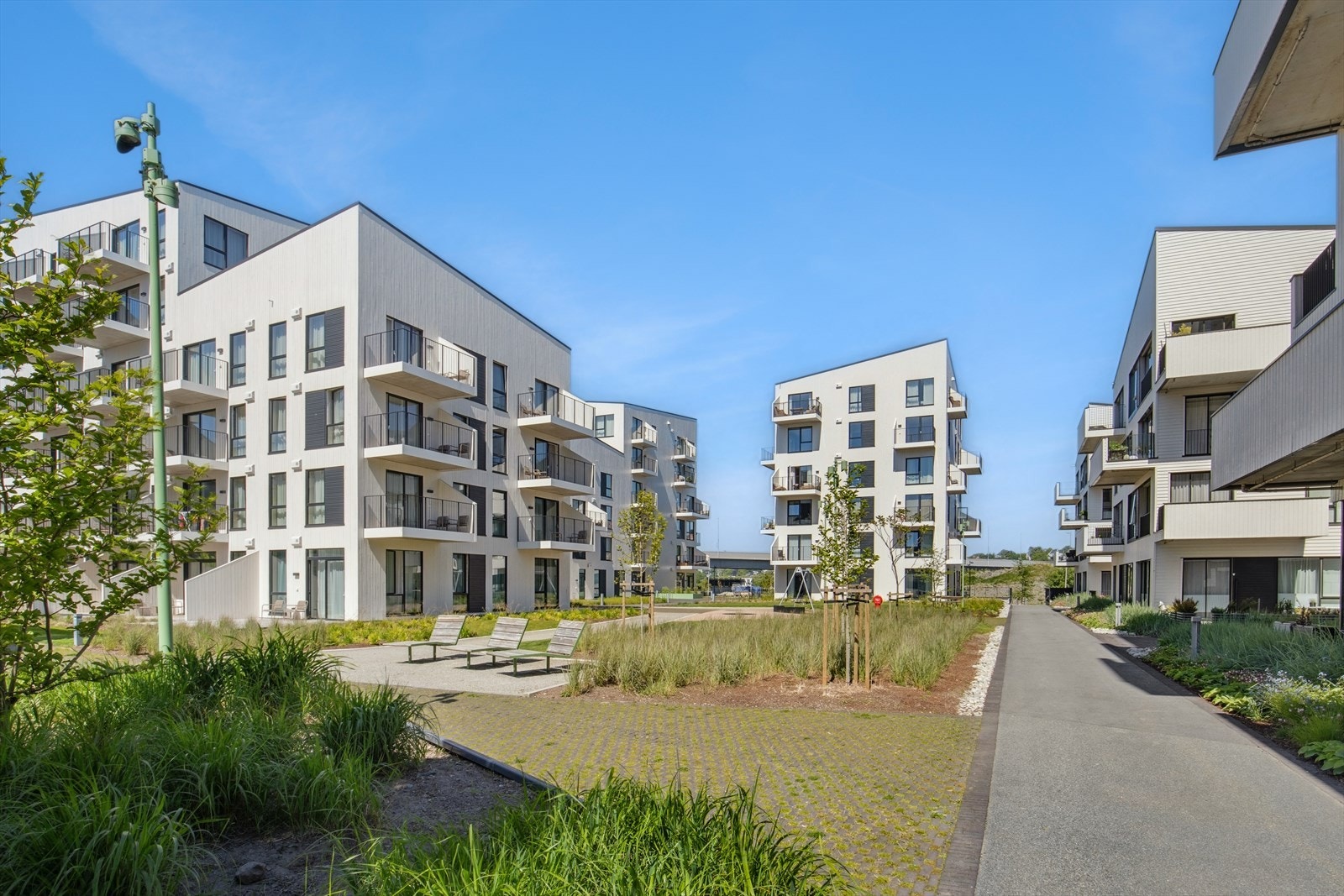 Fellesområdene mellom bygningene er pent opparbeidet (bilde fra mai 2025) Galleribilde