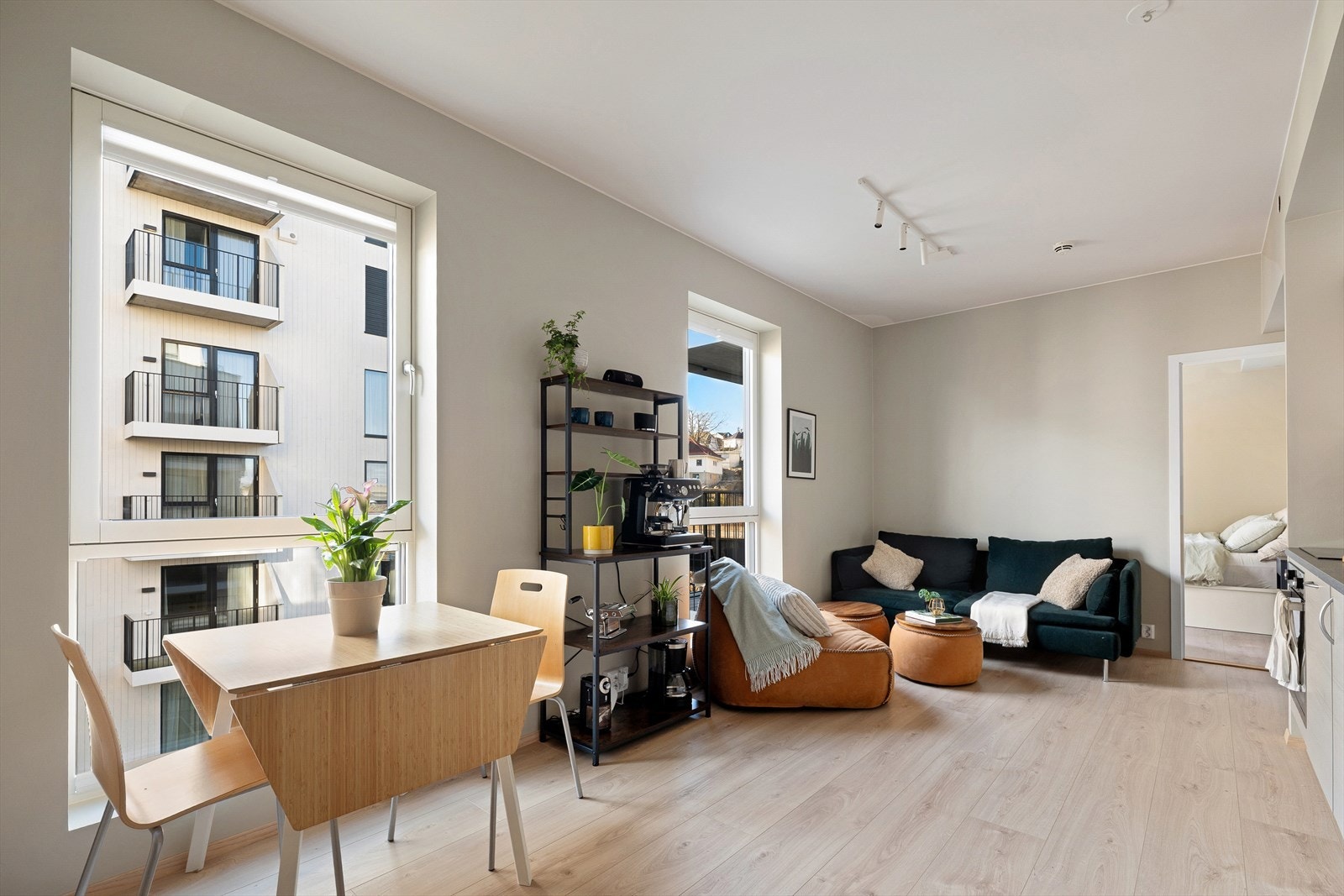 Åpen stue- og kjøkkenløsning med store vindusflater Galleribilde