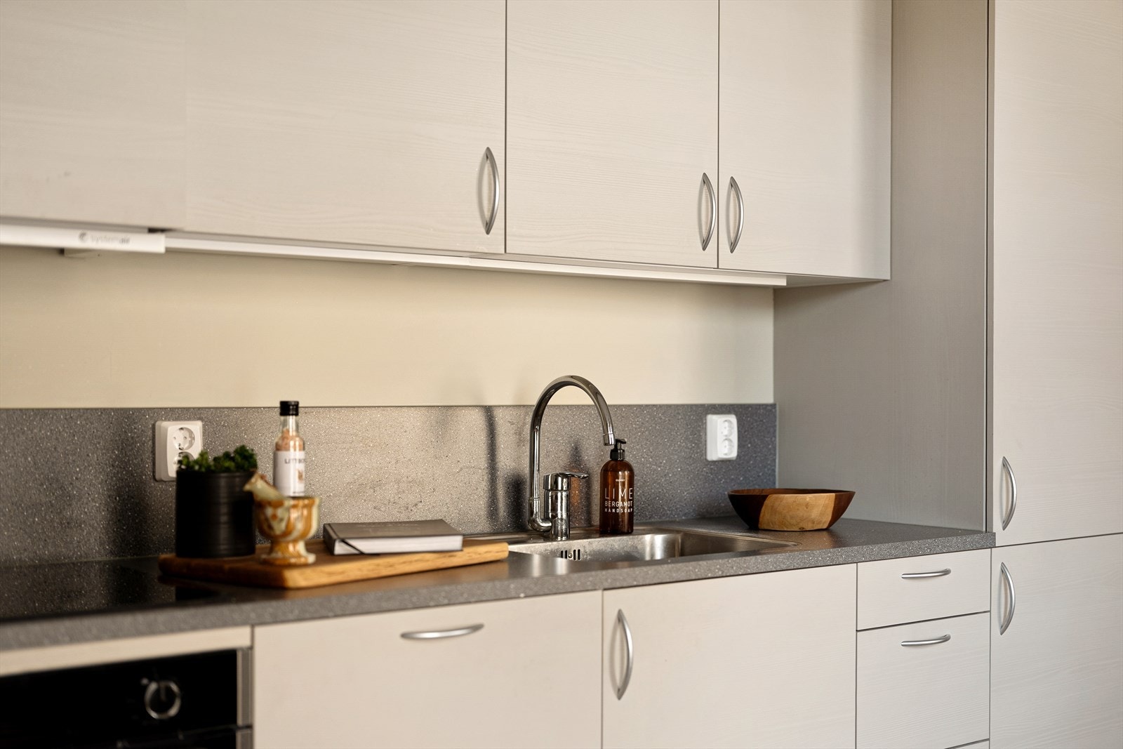 Tidløst kjøkken med integrerte hvitevarer Galleribilde