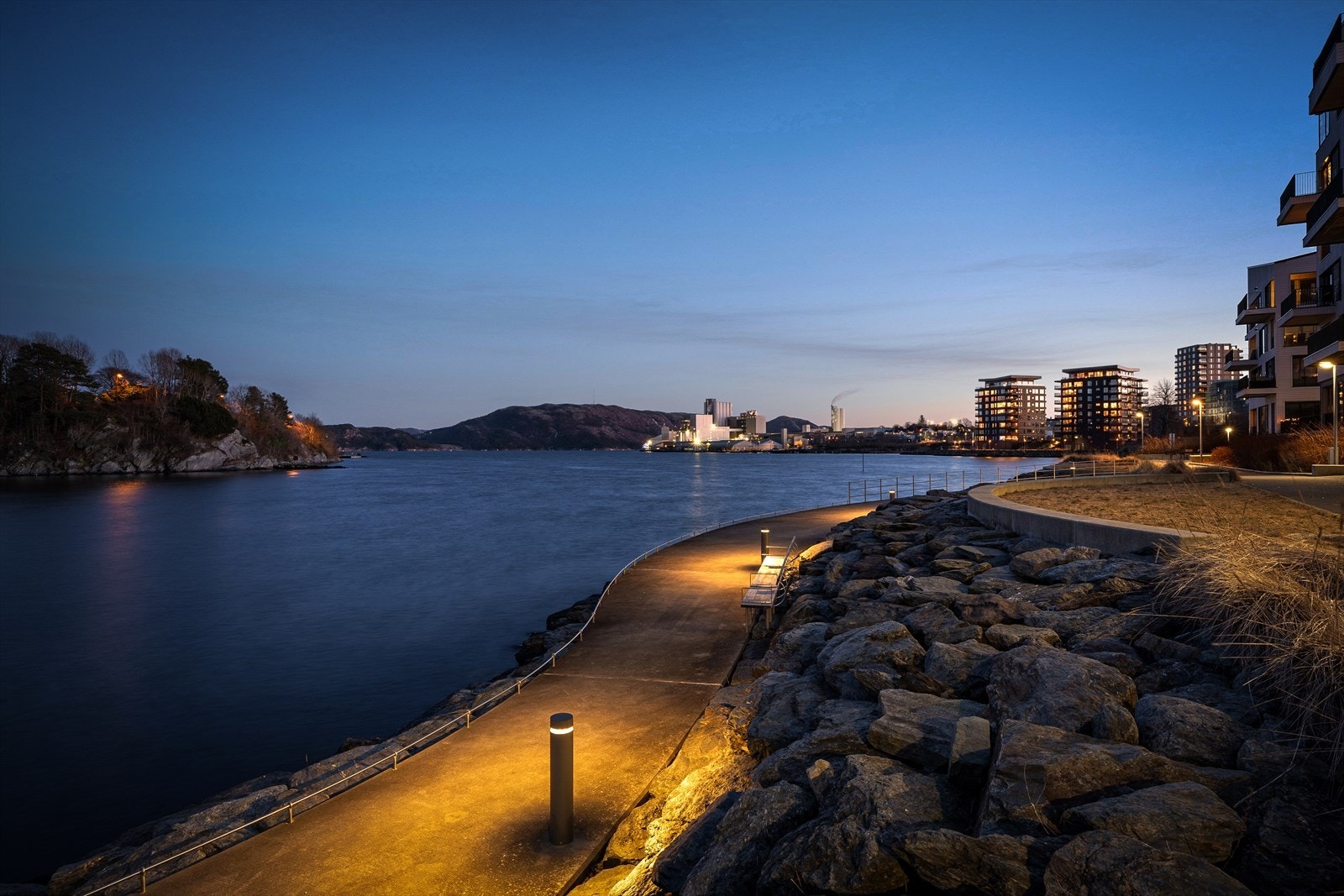 Flott promenade langs sjøen Galleribilde