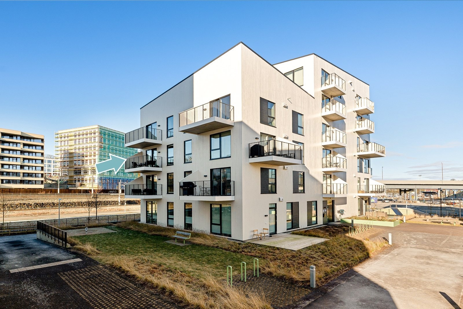 Leiligheten ligger fint til på hjørnet i blokkens tredje etasje. På taket finnes felles takterrasse hvor man kan reservere eget område ved behov. Galleribilde
