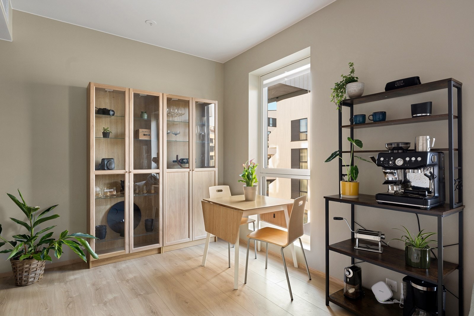 Lysmalte og slette flater, samt god takhøyde i store deler av leiligheten Galleribilde