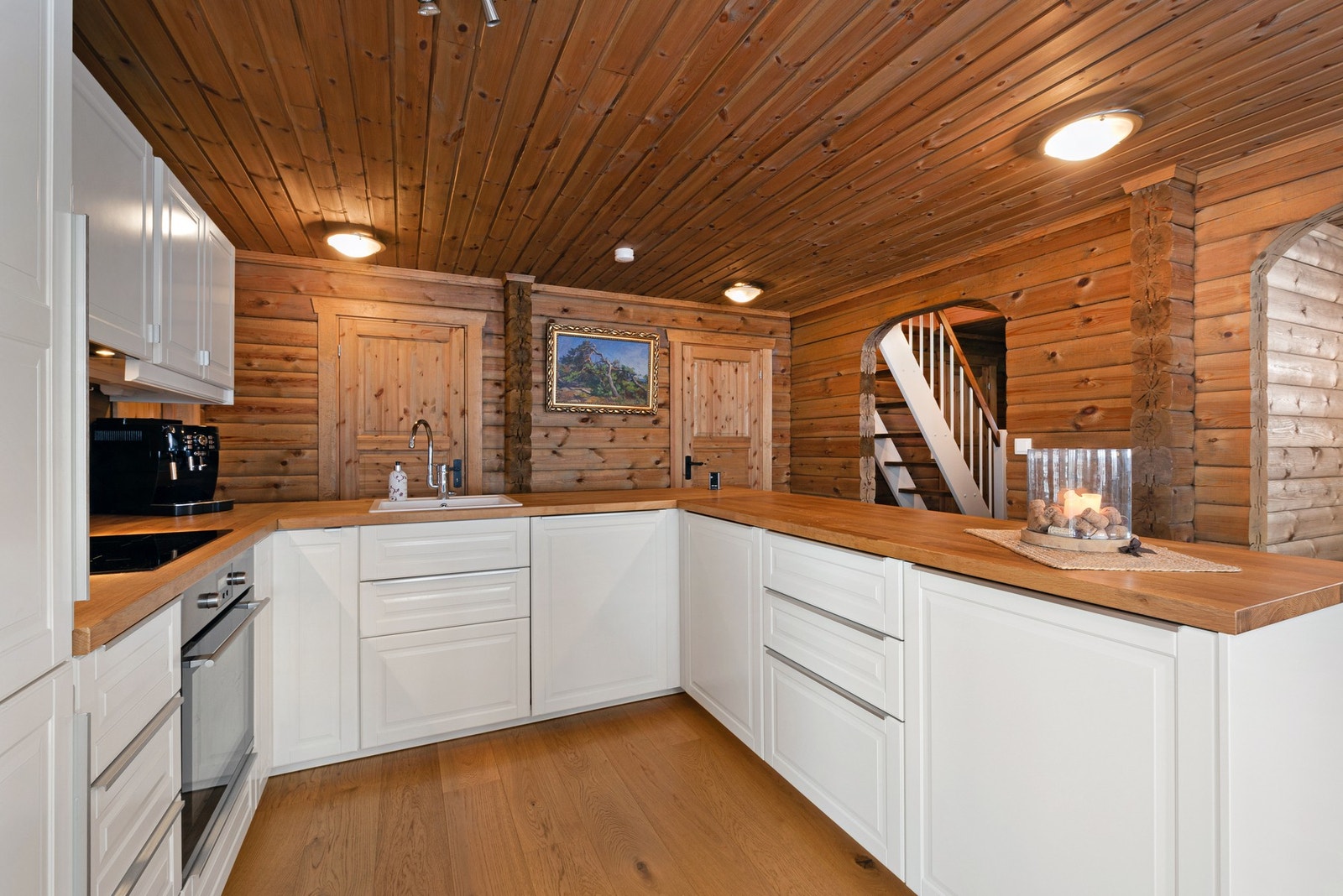 Kjøkkenet har lyse fronter og integrerte hvitevarer. Galleribilde