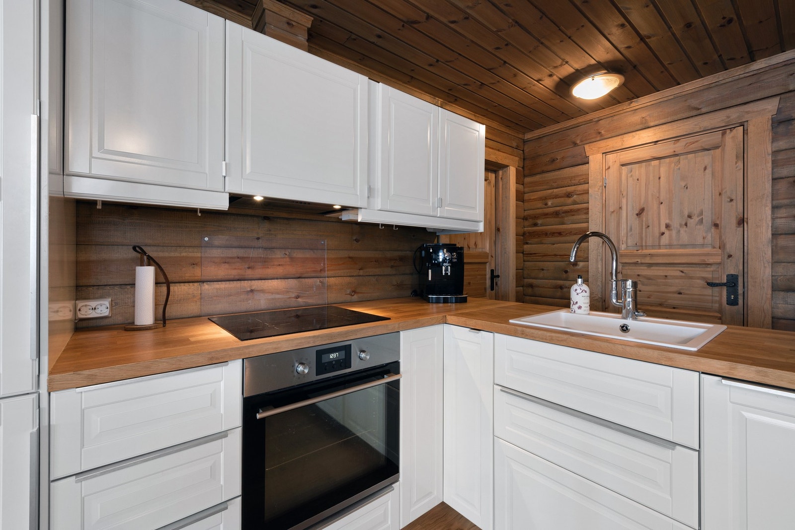 Godt med skap og benkeplass til oppbevaring og matlaging. Galleribilde