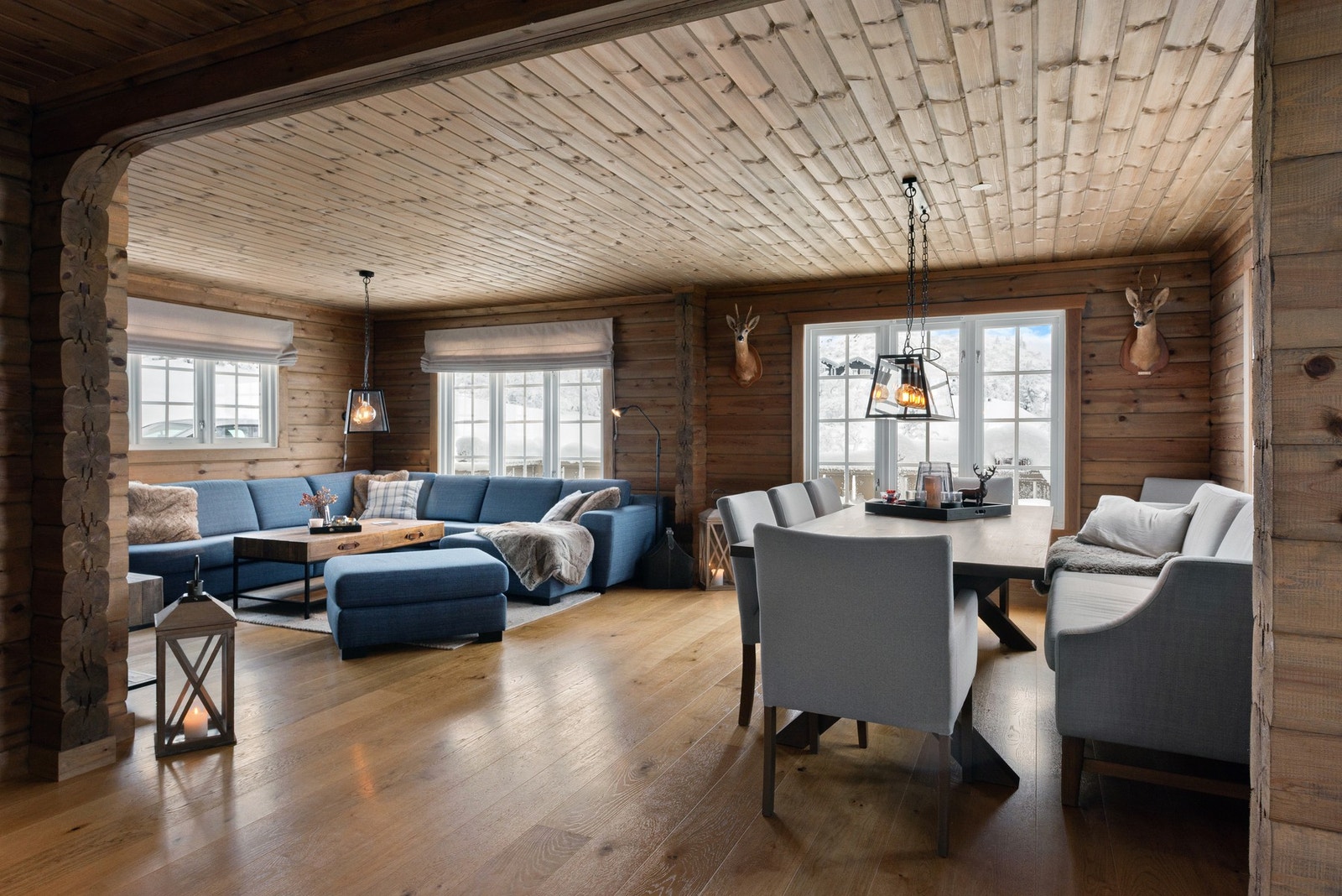 Åpen løsning fra kjøkkenet mot stuen/ spisestuen. Galleribilde