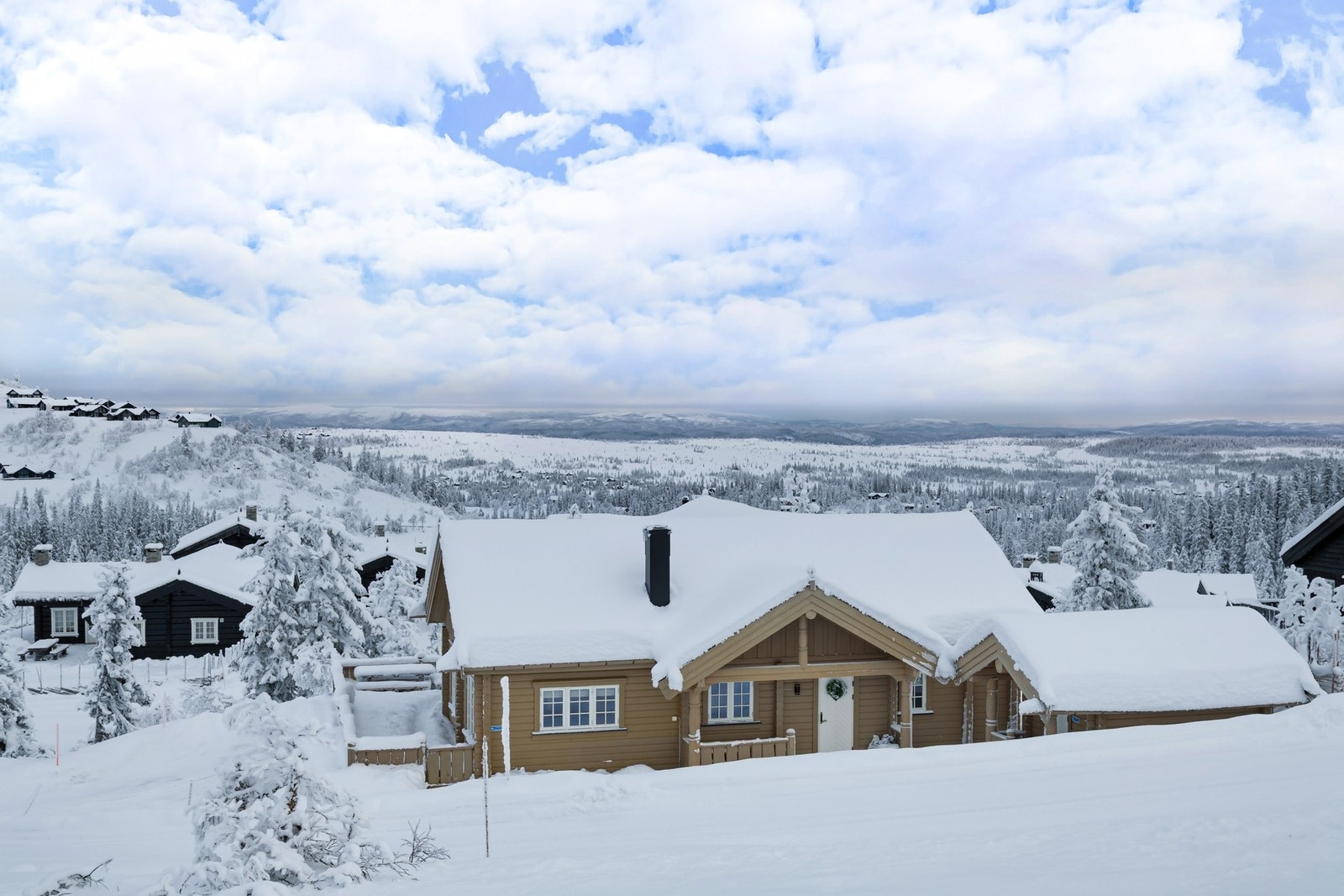 Utsikt mot snødekkede fjelltopper. Galleribilde