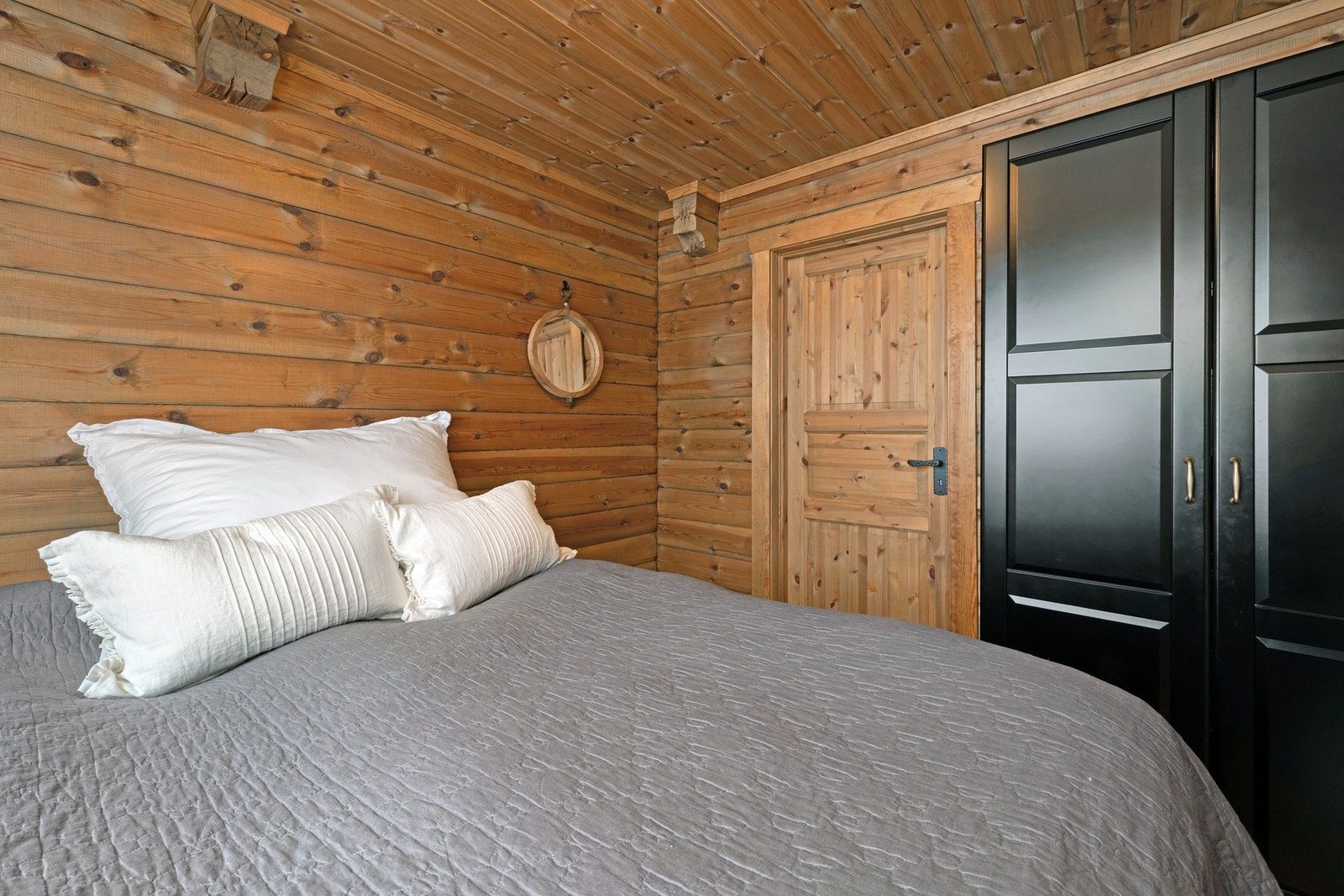 Rommet har plass til en dobbeltseng og garderobeløsning. Galleribilde