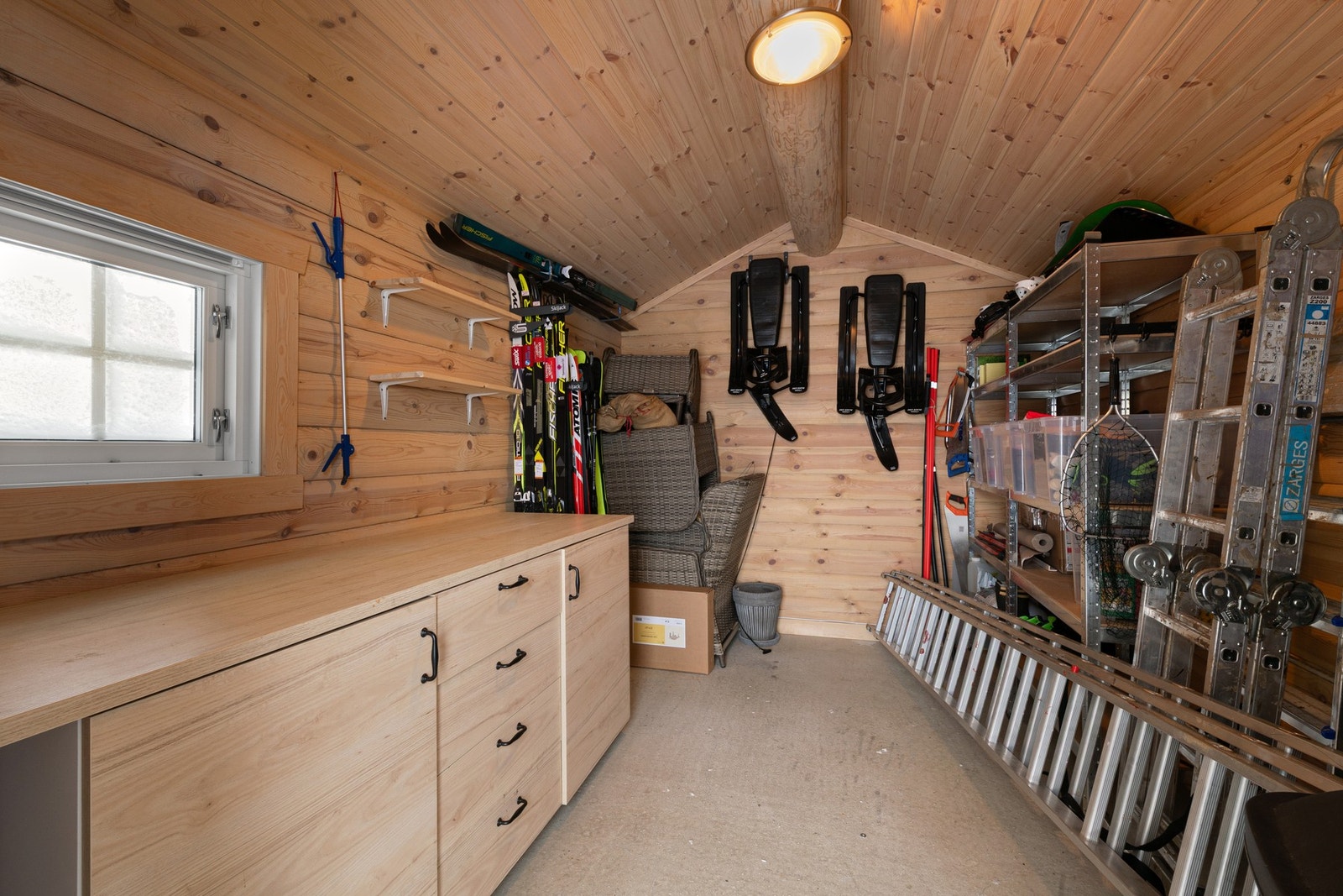 uthuset har god plass til oppbevaring av aktivitetsutstyr. Galleribilde