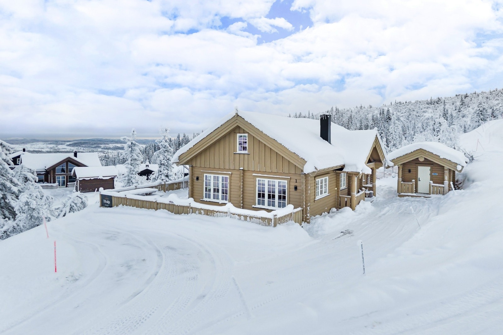 Plass til flere biler på tomten. Galleribilde