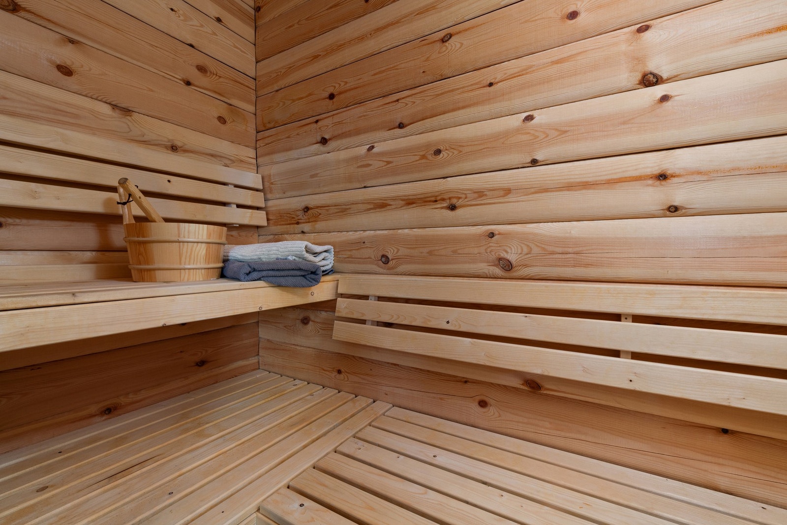 Badet har badstue med flere sitteplasser. Galleribilde