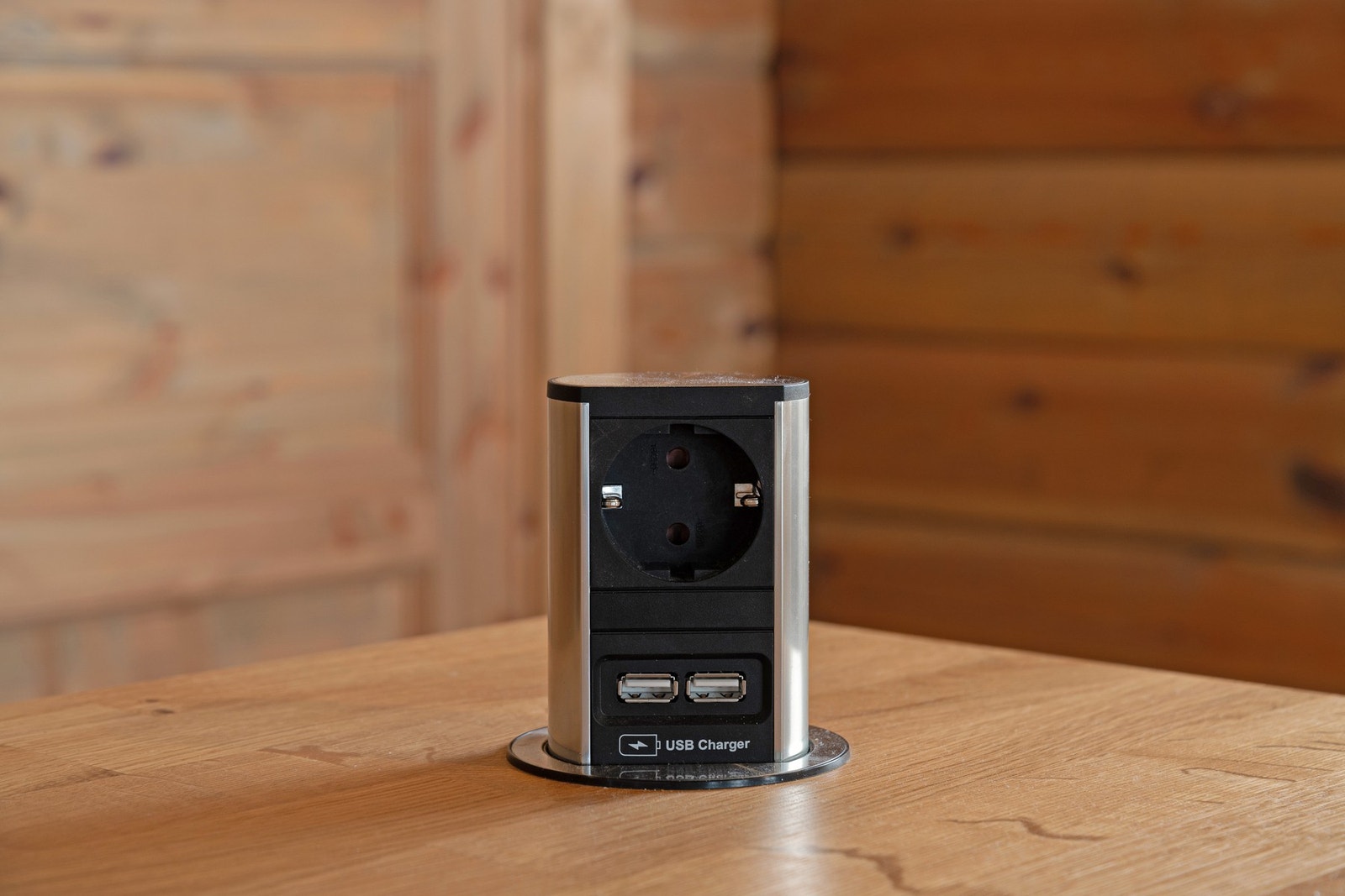 Smart løsning med integrert stikkontakt i benken. Galleribilde