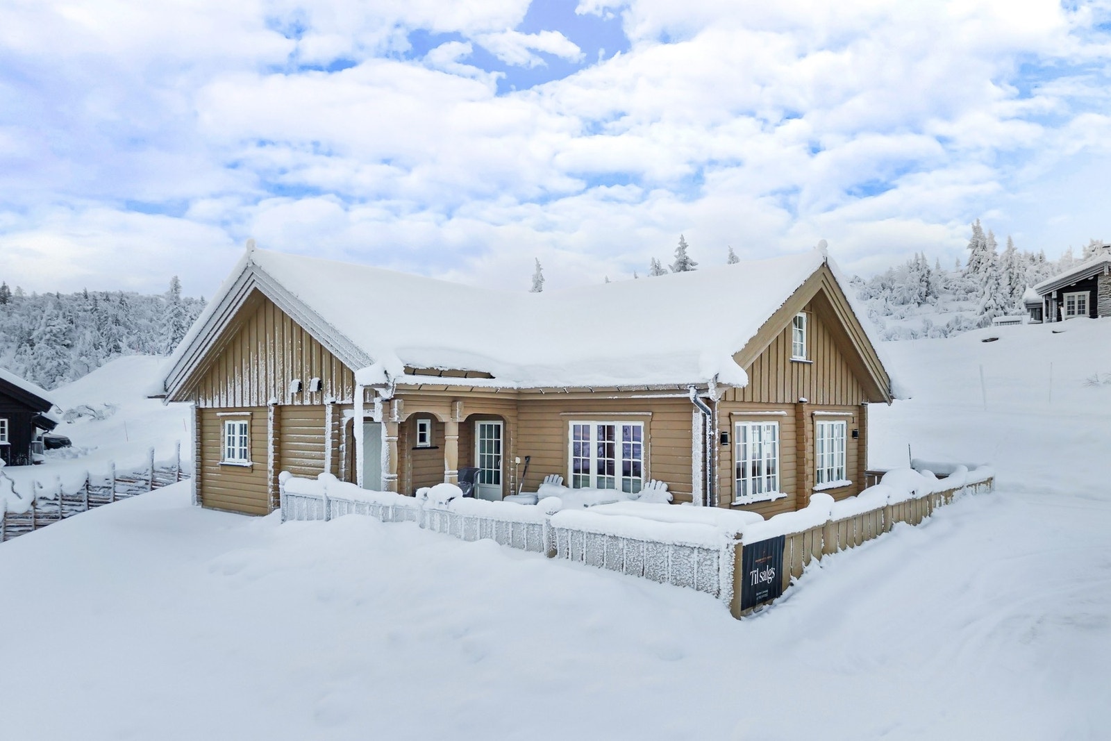 Plass til flere sittegrupper på verandaen. Galleribilde