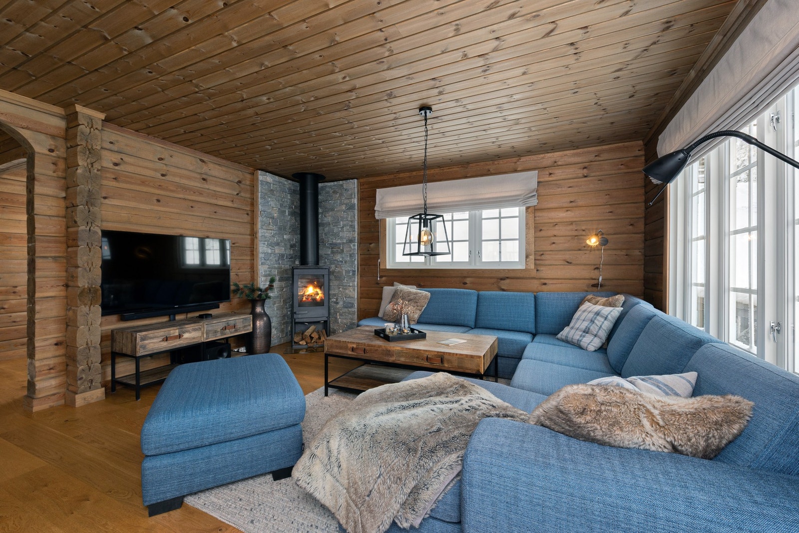 Behagelige farger på vegger og gulv. Galleribilde