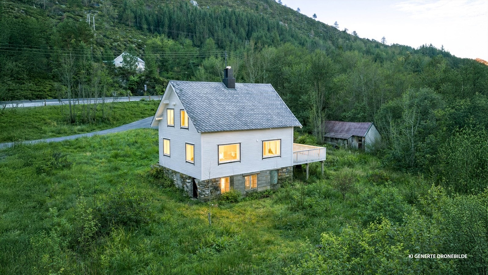 Koselig enebolig med gammal løde Galleribilde