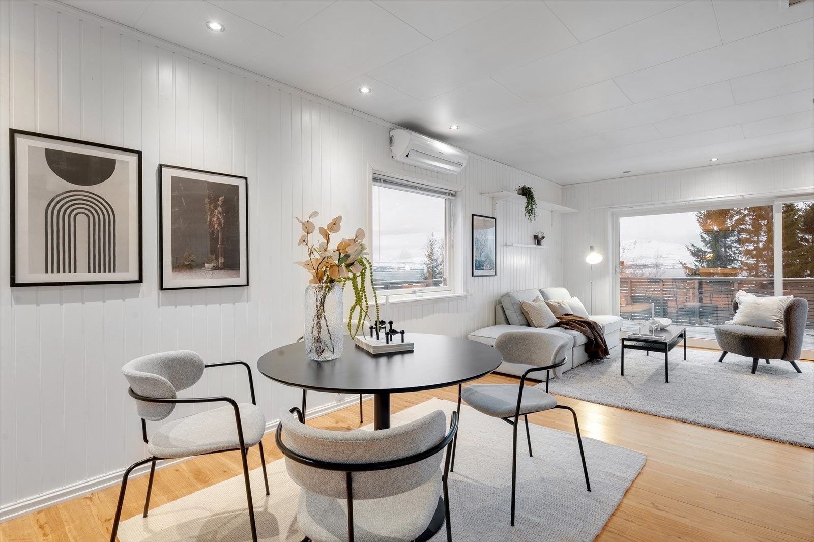 Spisestuen faller naturlig inn mellom kjøkken og dagligstuen. Galleribilde