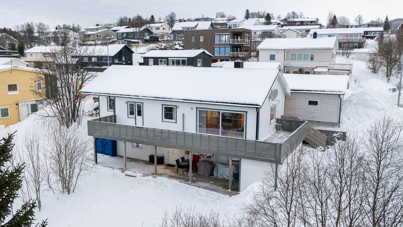Flott hage i front av boligen. Tomt på 782kvm Galleribilde