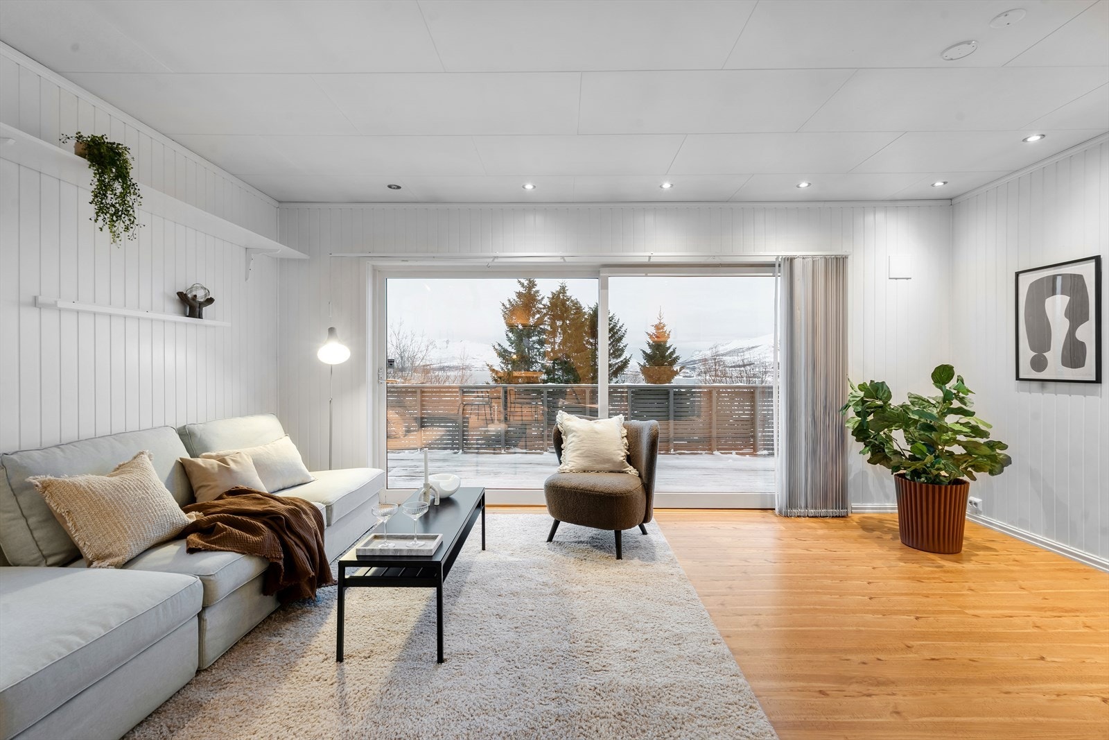 Romslig stue med store vindusflater som slipper inn rikelig med naturlig lys. Galleribilde