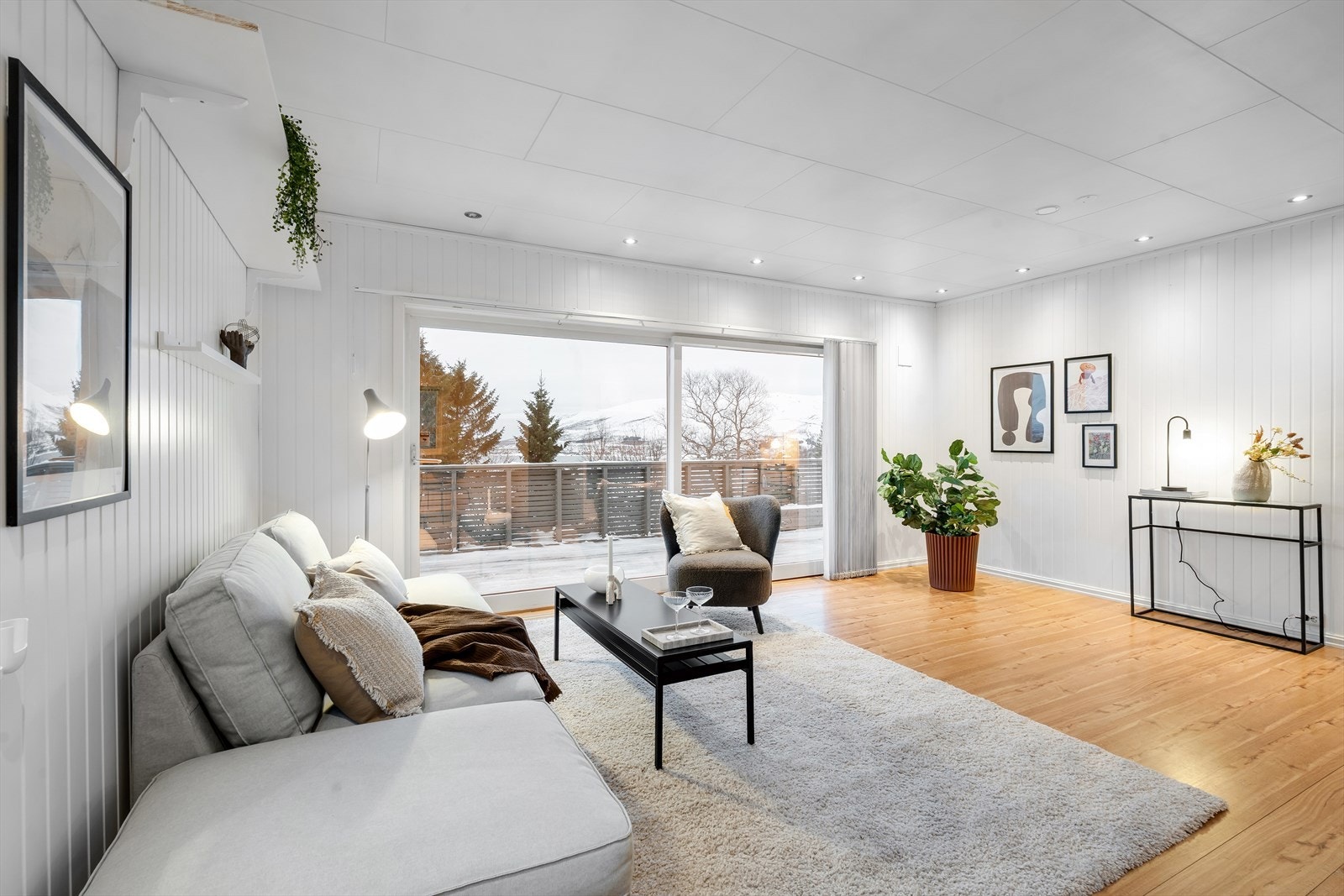 Utgang til balkong på hele 56kvm fra stuen. Galleribilde