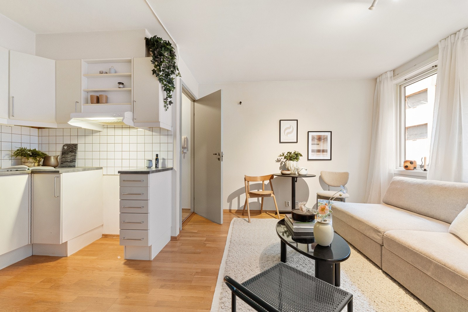 Innredning med mekanisk avtrekksvifte over stekesonen og opplegg for komfyr og kjøl/fryseskap Galleribilde