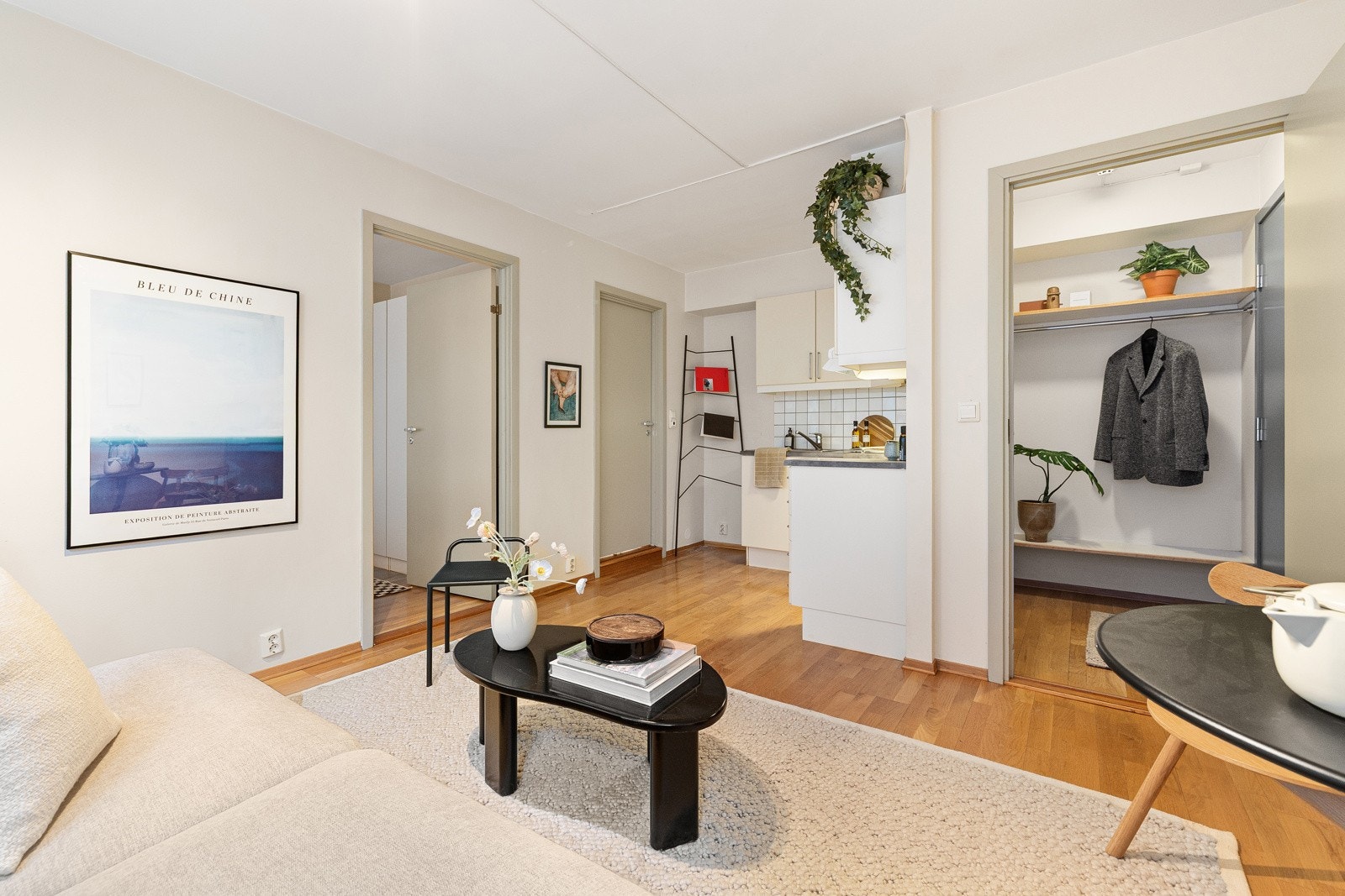 Romslig stue med delvis åpen stue kjøkken løsning som skaper et sosialt oppholdsrom Galleribilde