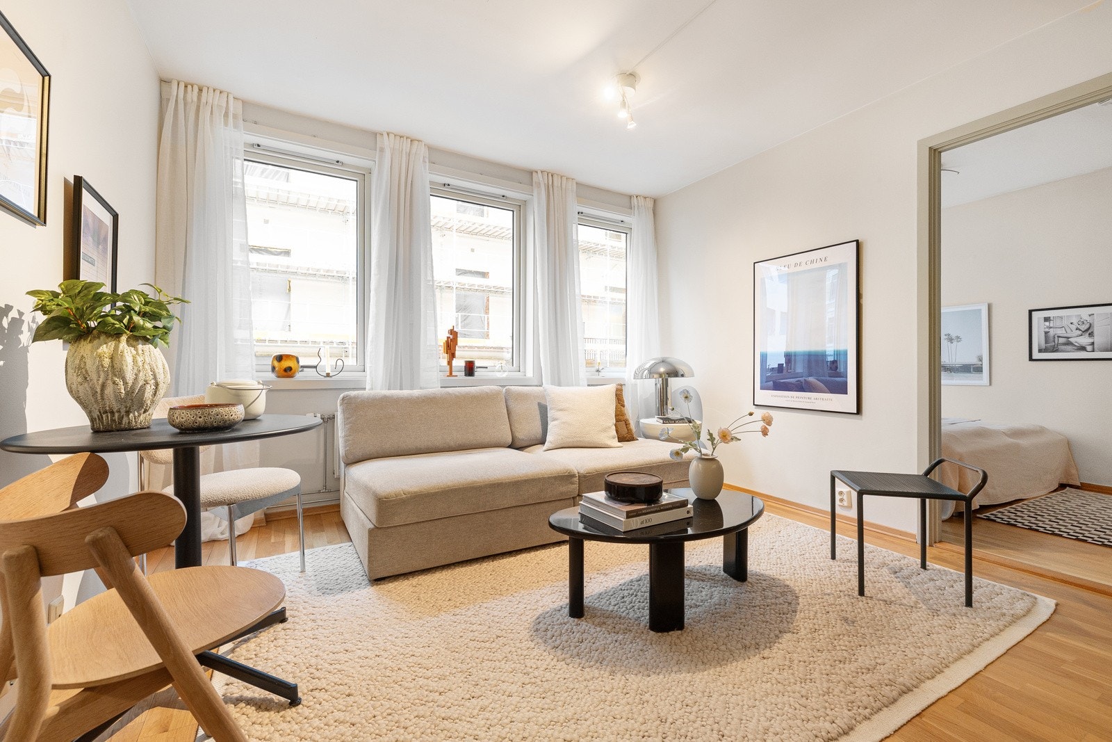 Stuen har plass til sofagruppe med tilhørende møblement og spisebord Galleribilde