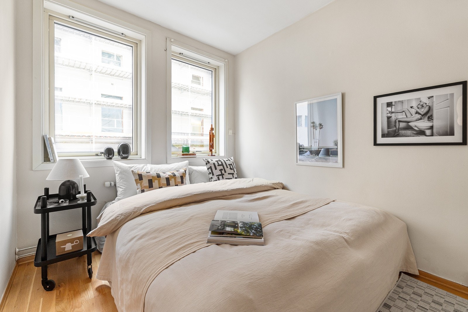 Leiligheten har et godt soverom med fine vindusflater Galleribilde