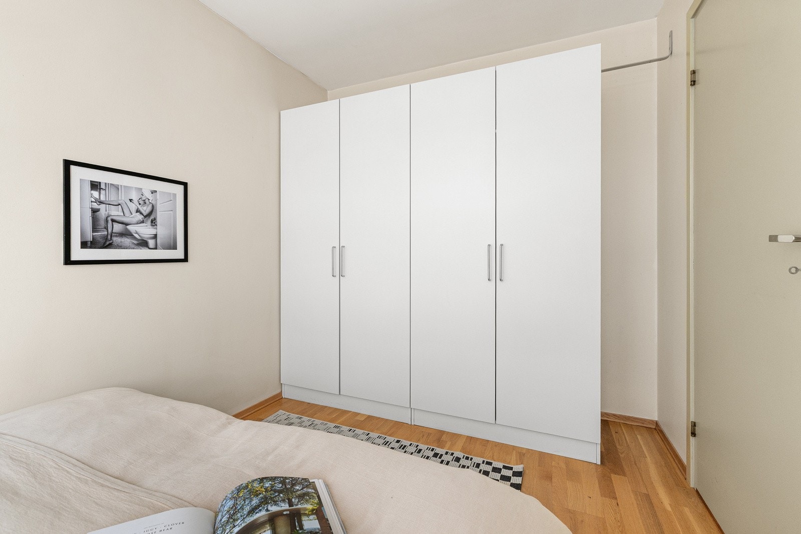 Ellers er det plass til dobbeltseng, nattbord og tilhørende møblement. Garderobeskap til oppbevaring. Galleribilde