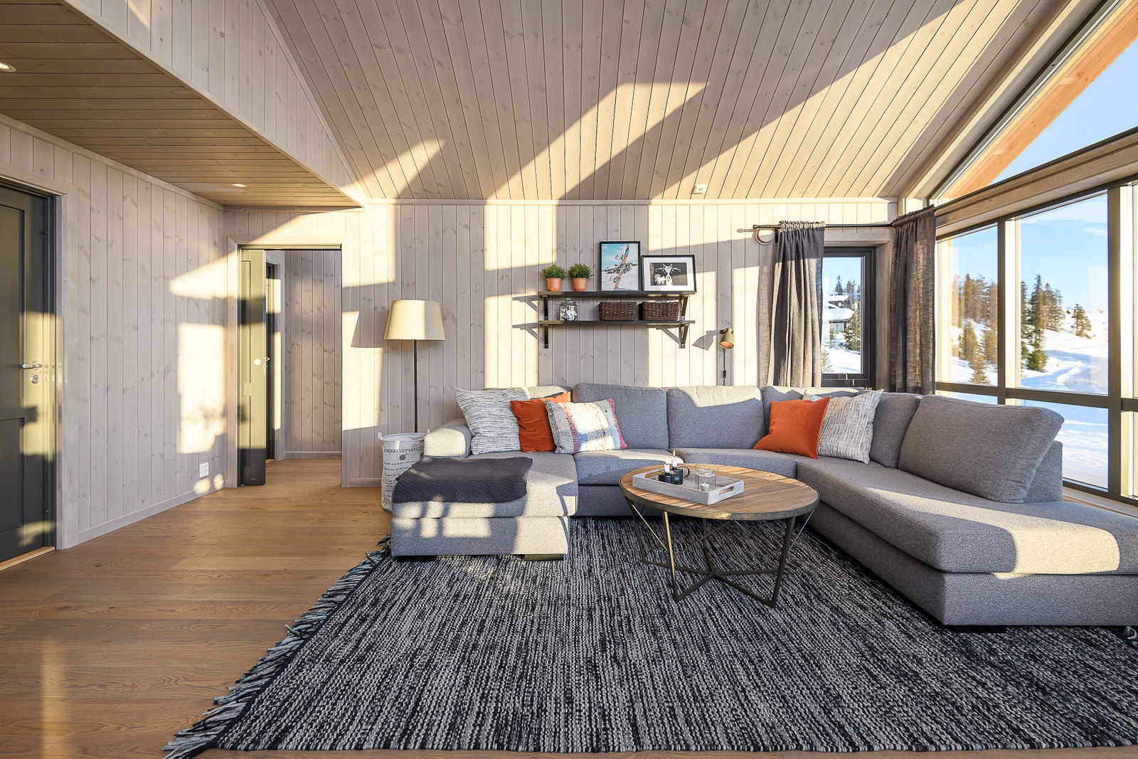 Vegger og himling beiset i fargen Himmelgrå. Galleribilde