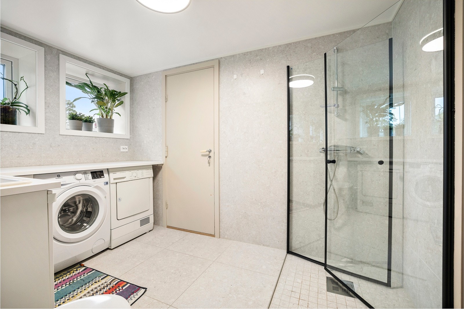 Badet i underetasjen har flislagte overflater og varmekabler, og adkomst til et omkledningsrom. Galleribilde